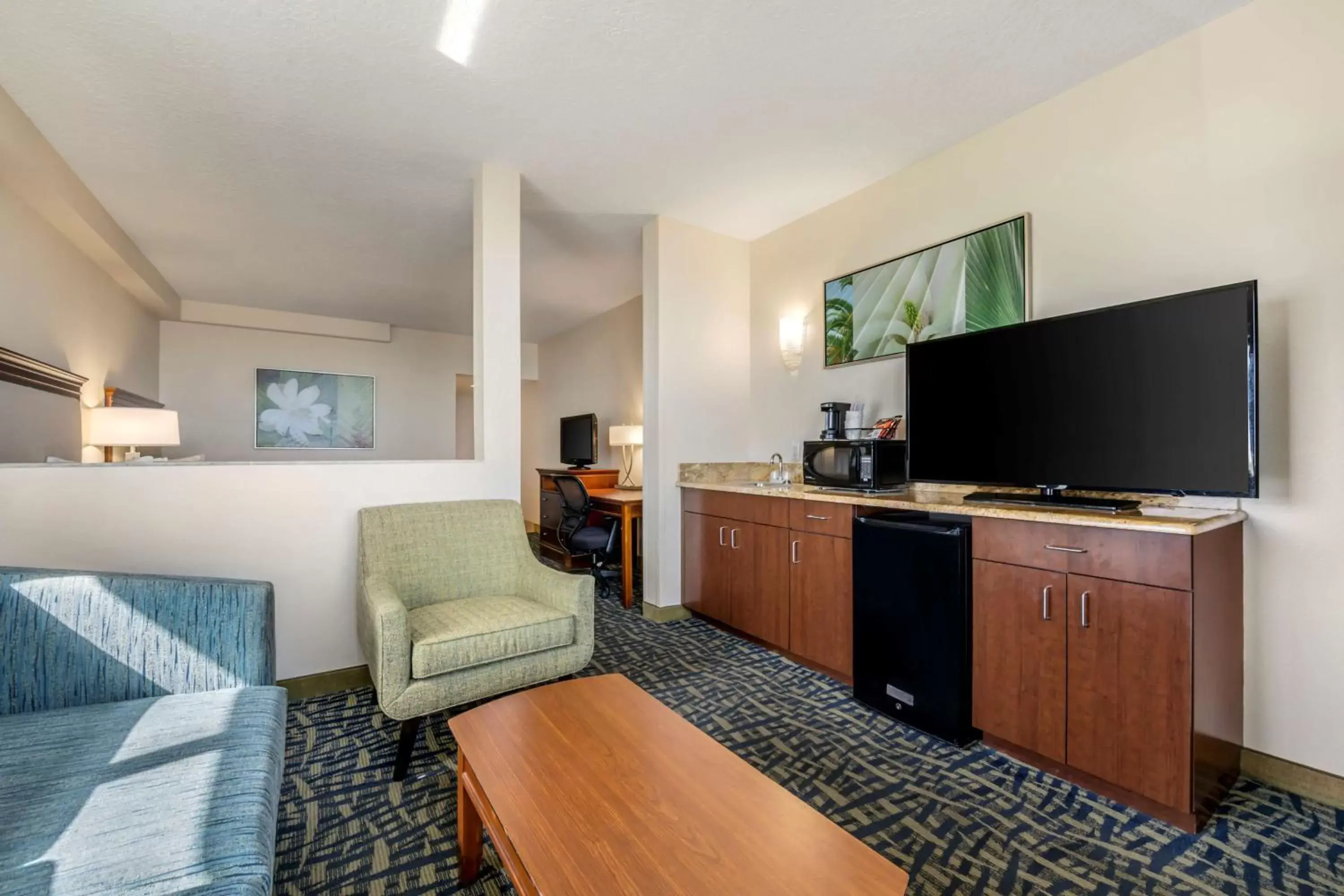 Bedroom, TV/Entertainment Center in Best Western Cocoa Beach Hotel & Suites