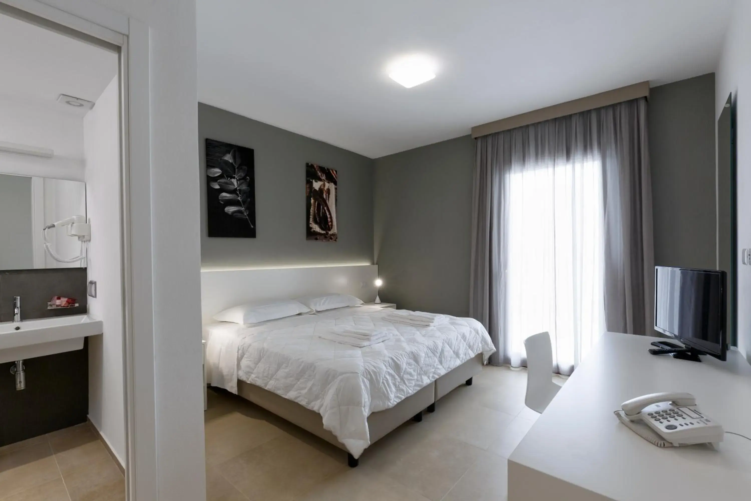 Bathroom, Bed in Southeast Hotel