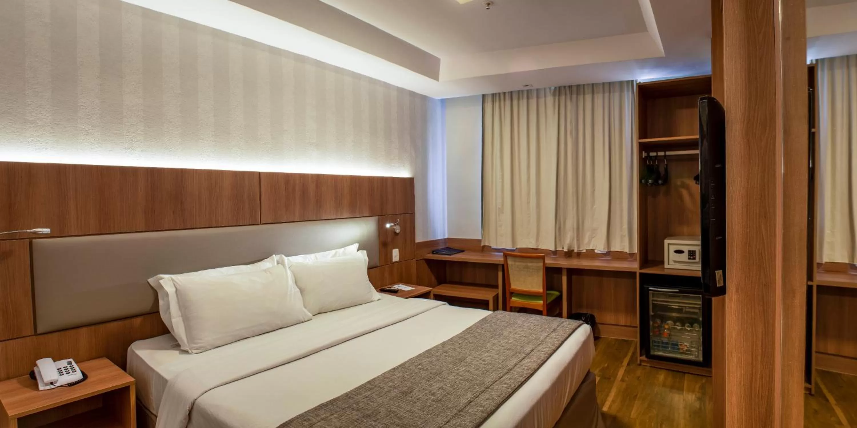 Photo of the whole room, Bed in Hotel Astoria Copacabana