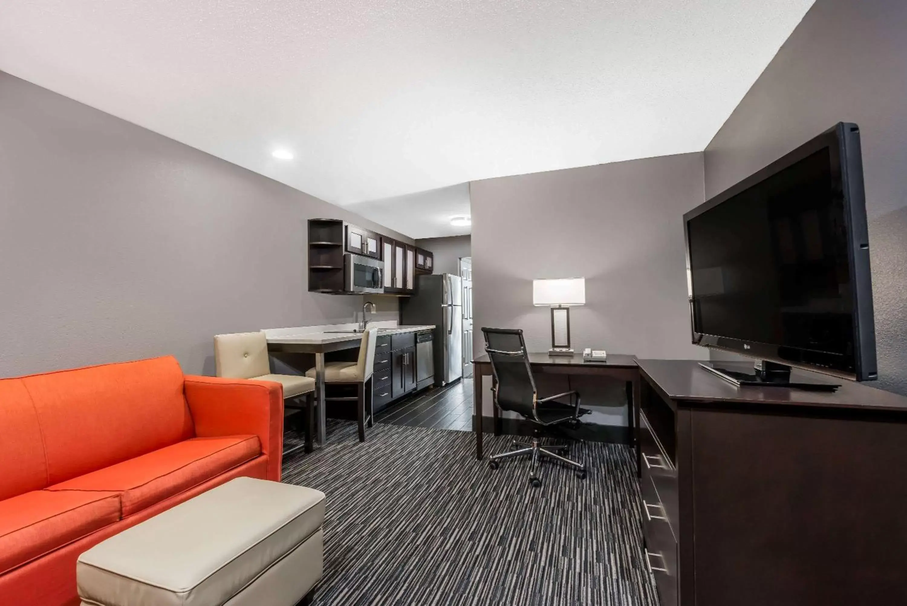 Photo of the whole room, TV/Entertainment Center in Hawthorn Suites by Wyndham Columbus West