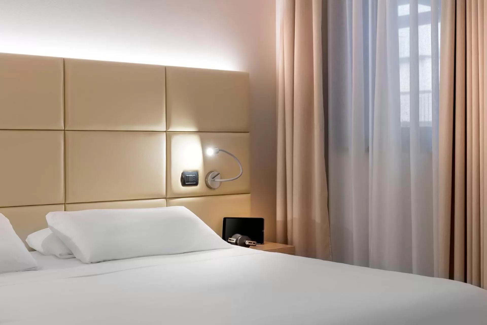 Decorative detail, Bed in Best Western Cavalieri Della Corona