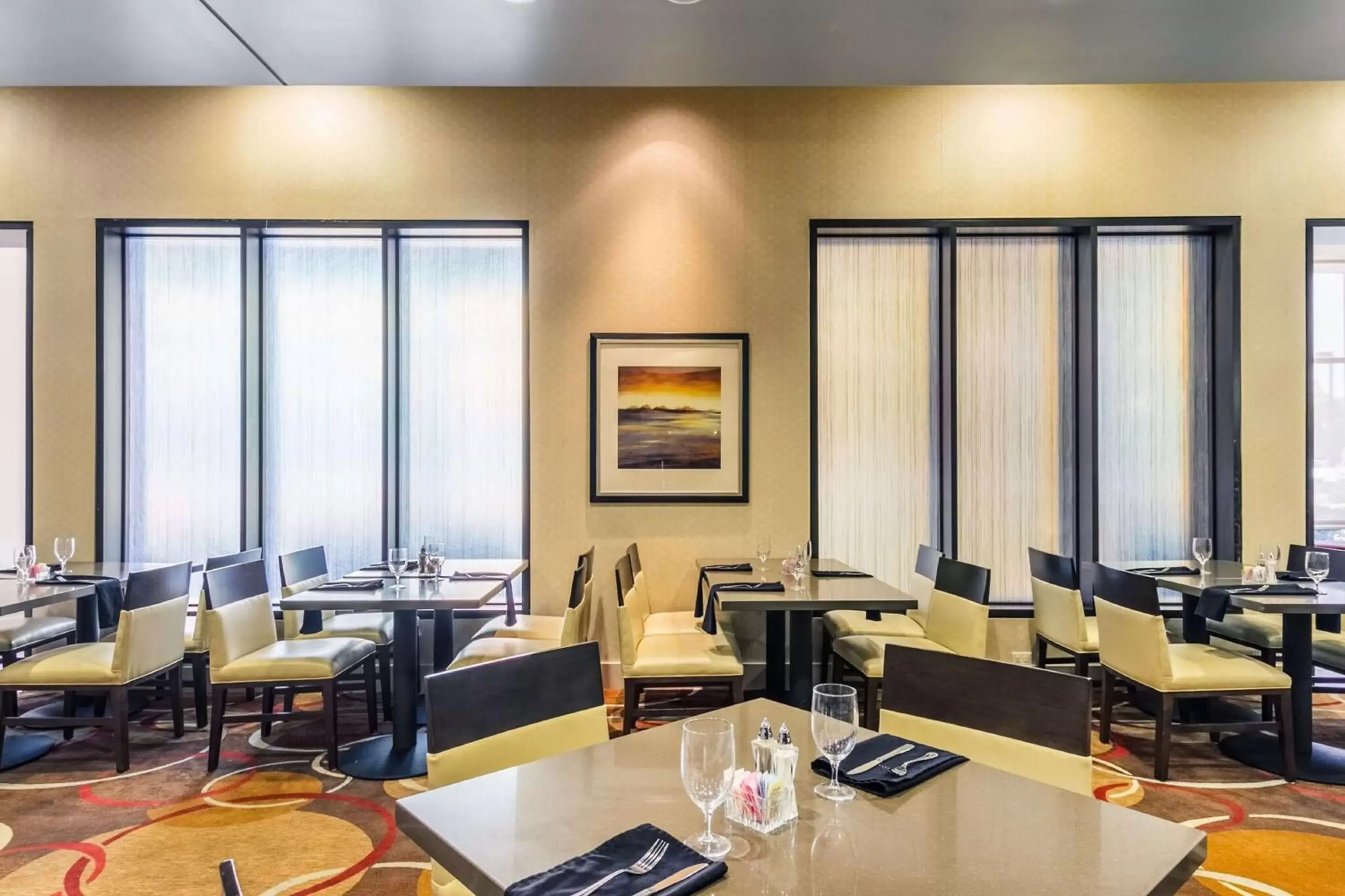Dining area, Restaurant/Places to Eat in Embassy Suites by Hilton Newark Airport