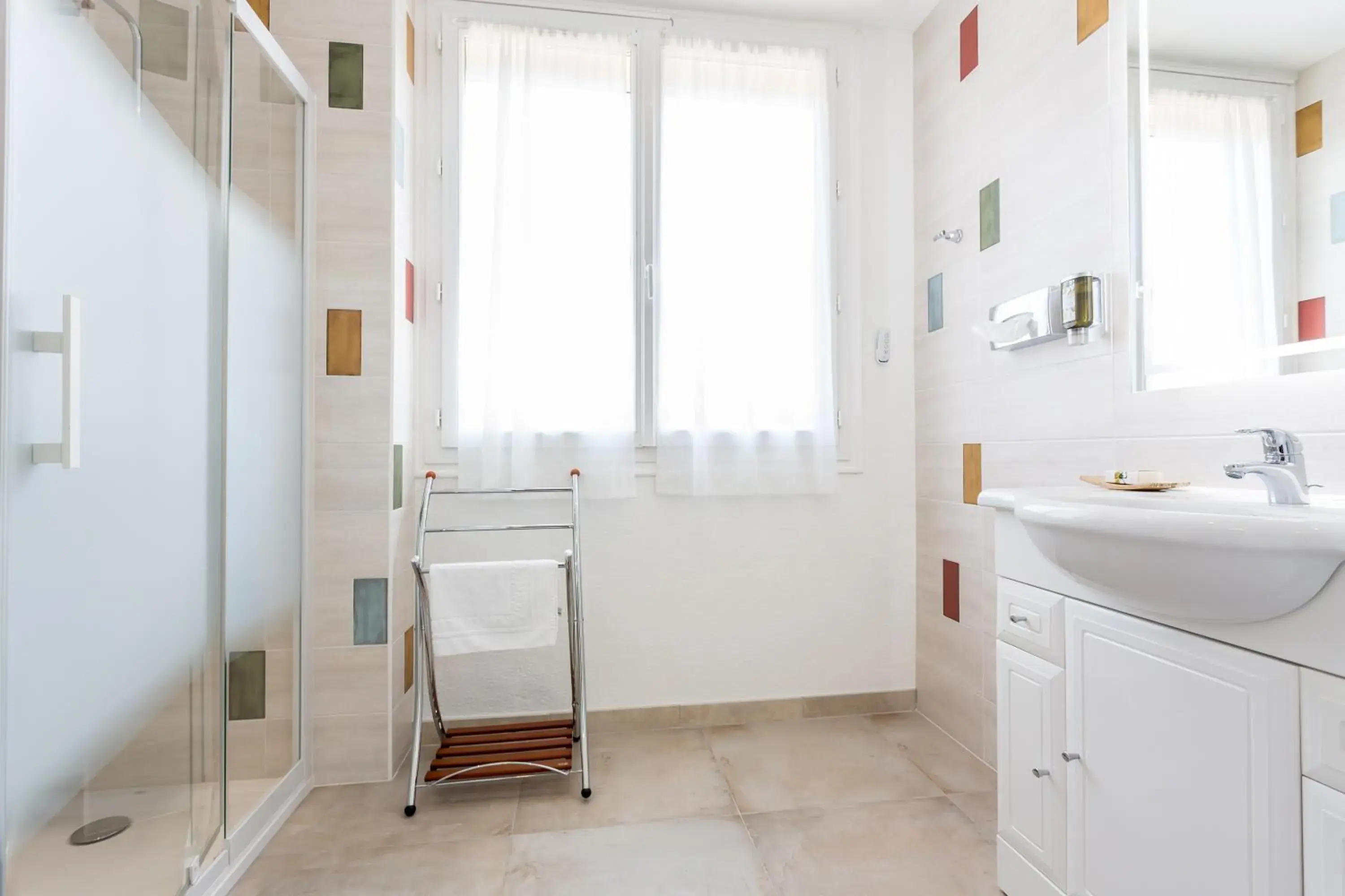 Bathroom in Logis Hôtel du Centre