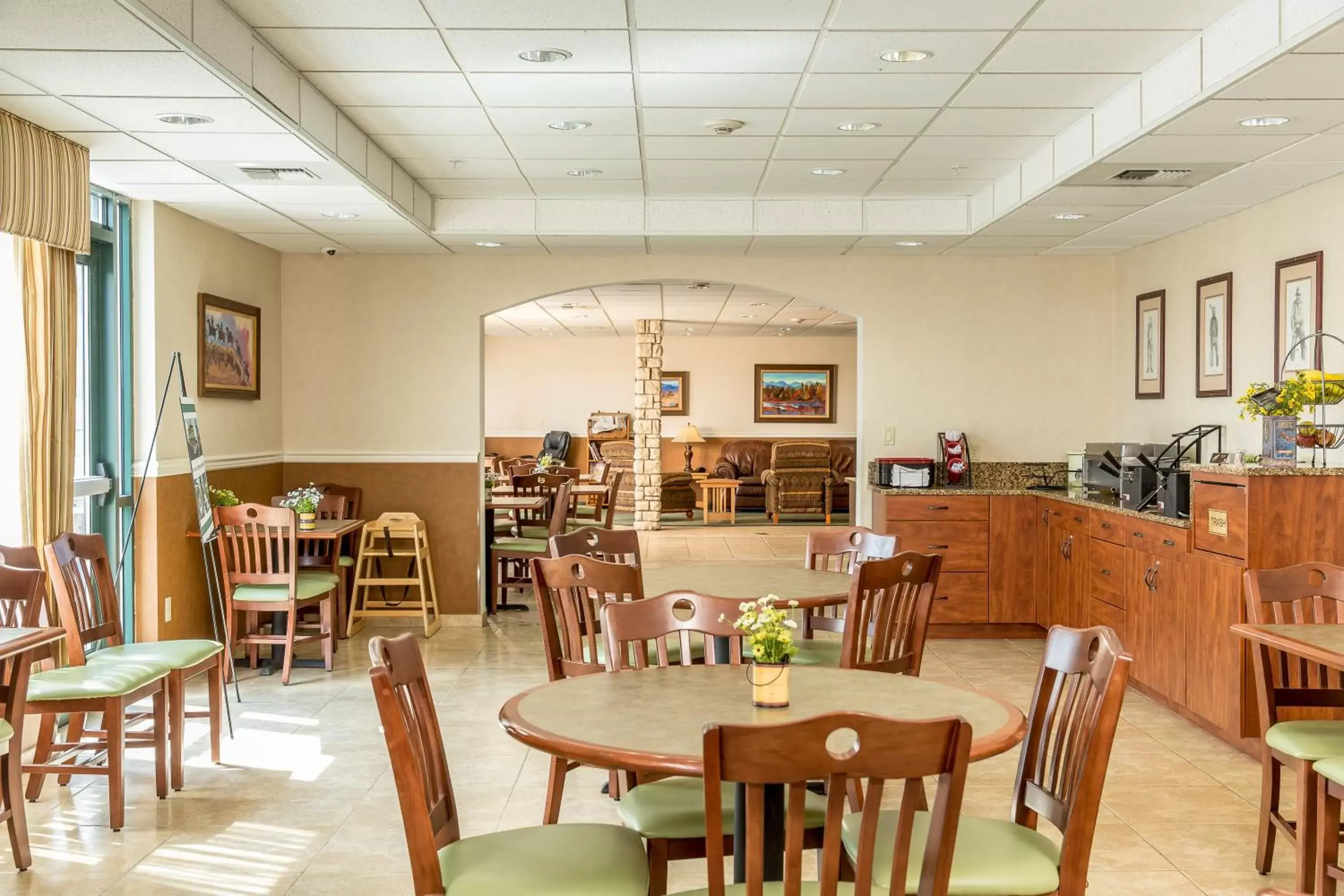 Coffee/tea facilities, Restaurant/Places to Eat in Boothill Inn and Suites