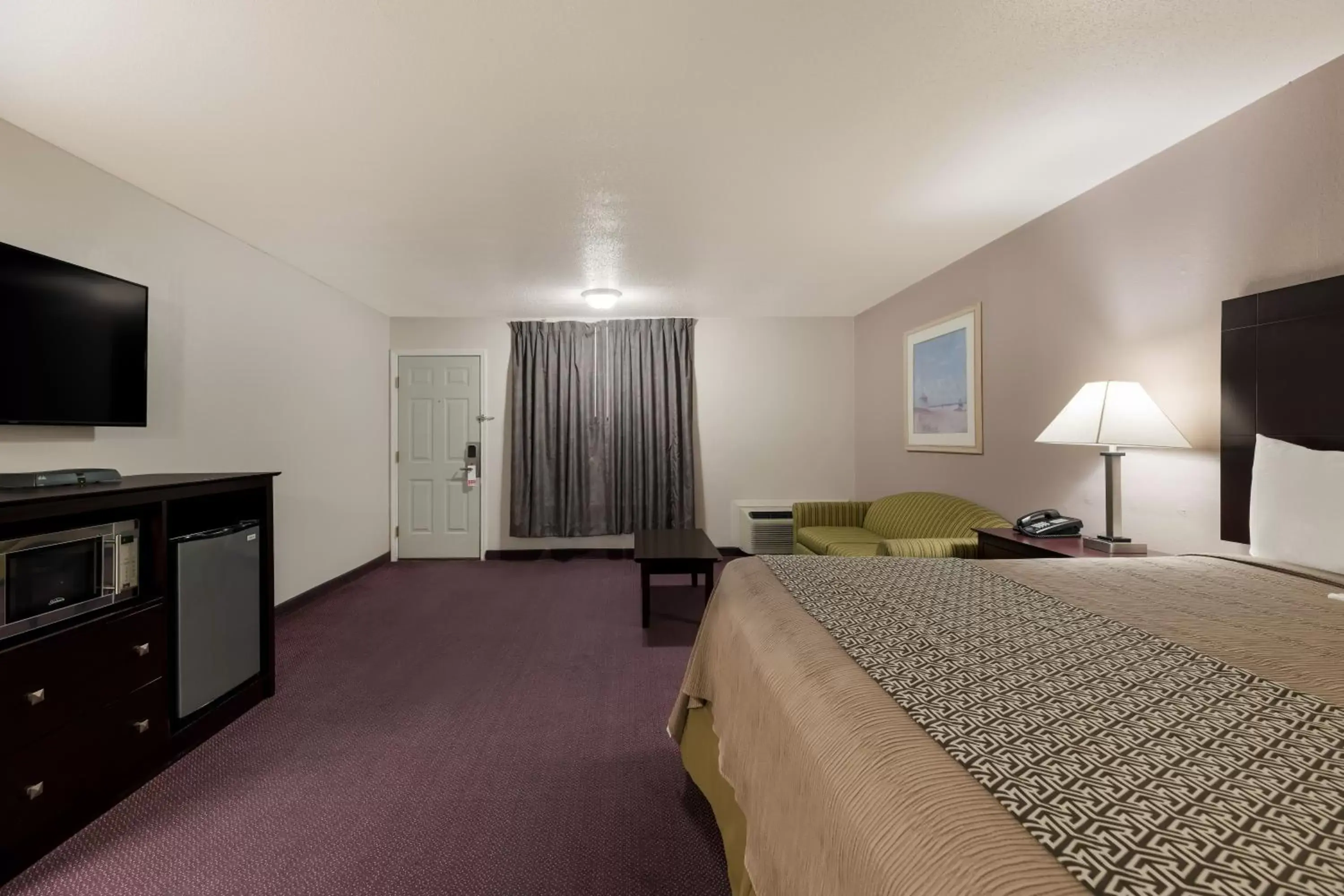 Bed, TV/Entertainment Center in Americas Best Value Inn Alpine