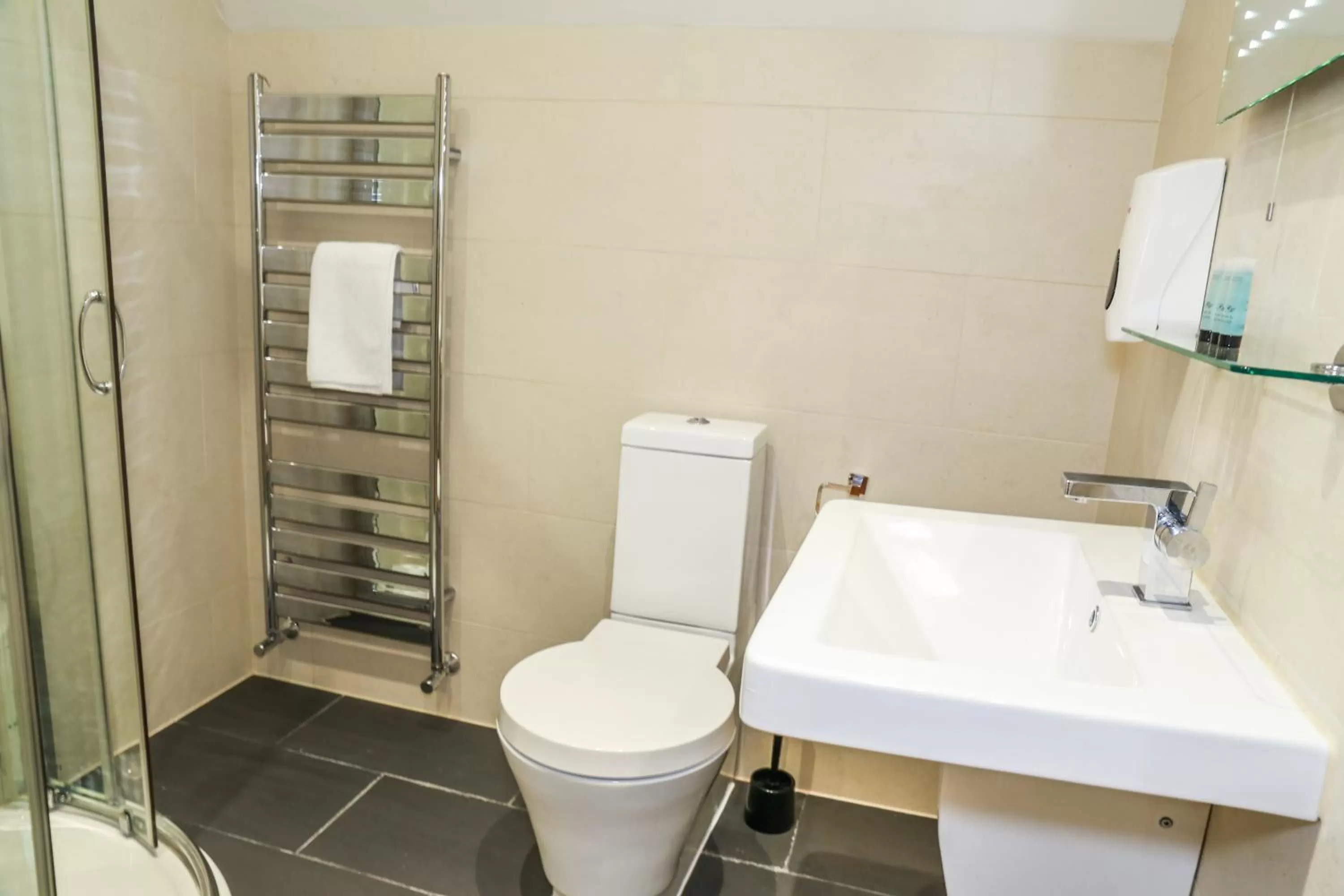 Bathroom in Flexistay Leicester Gable Aparthotel