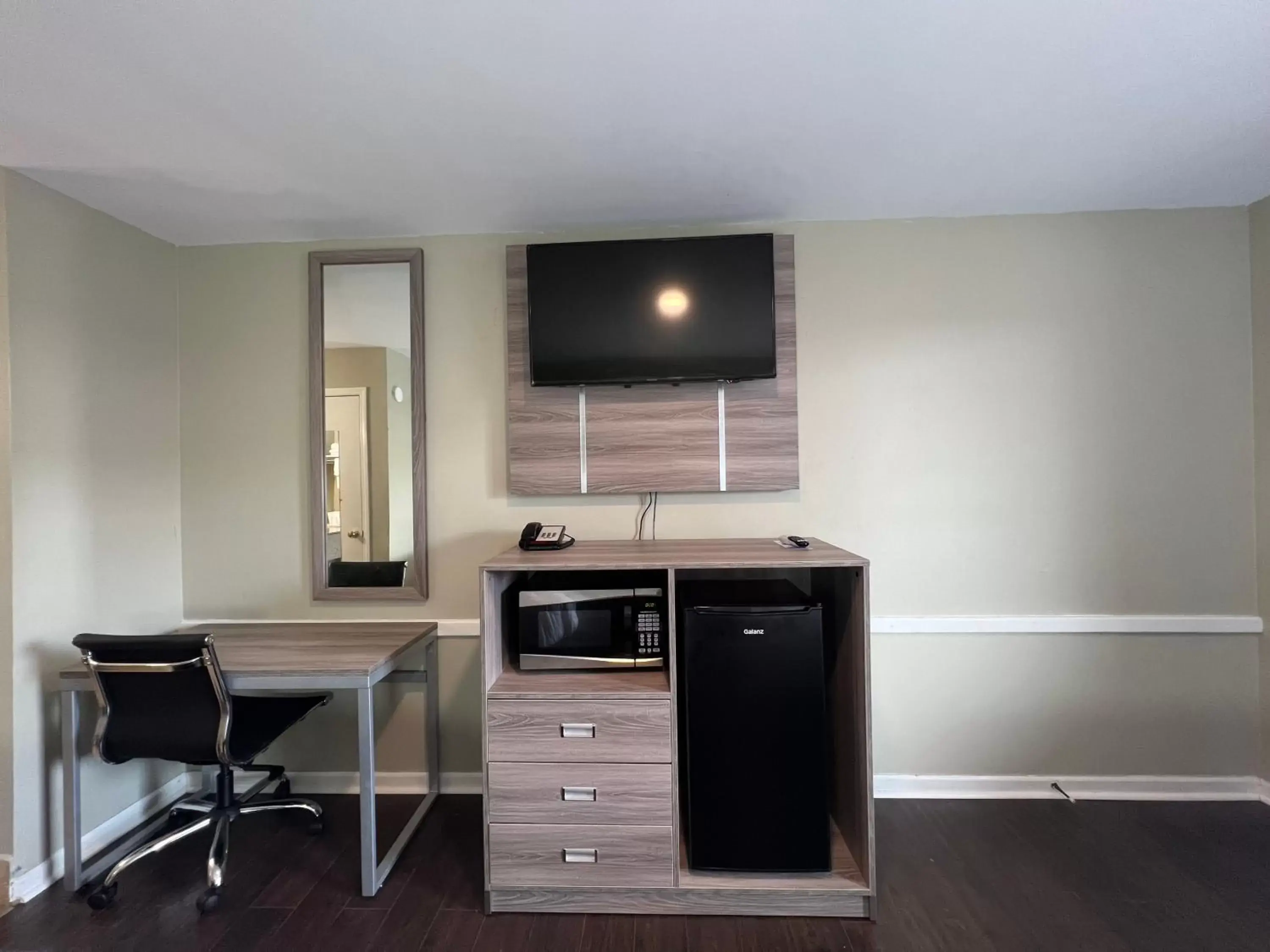 Kitchen/Kitchenette in Travelodge by Wyndham Santee