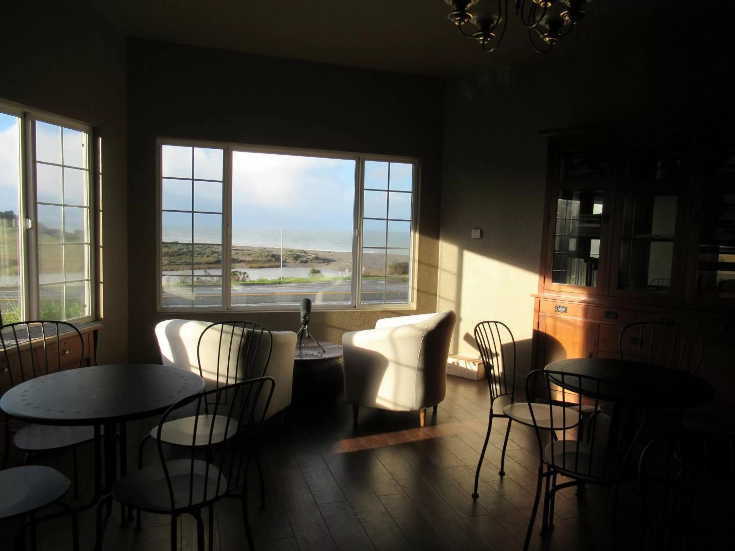 Communal lounge/ TV room in Gualala Country Inn