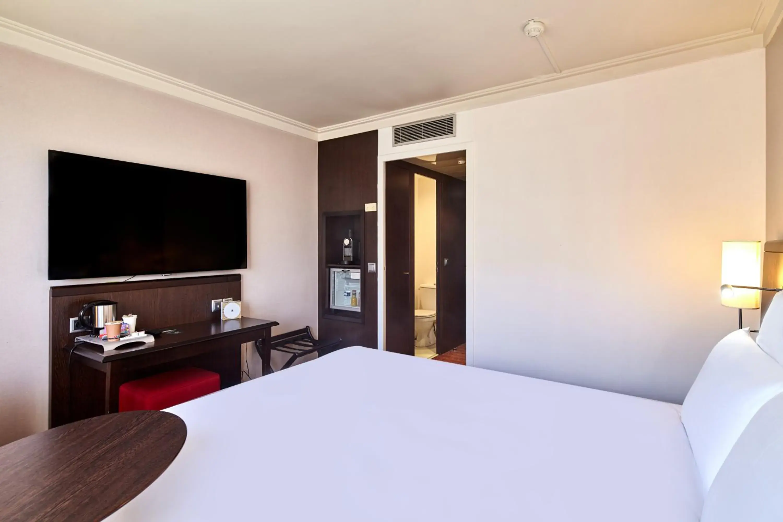 Bedroom, Bed in B&B HOTEL Saint-Quentin-en-Yvelines Centre Gare 4 étoiles