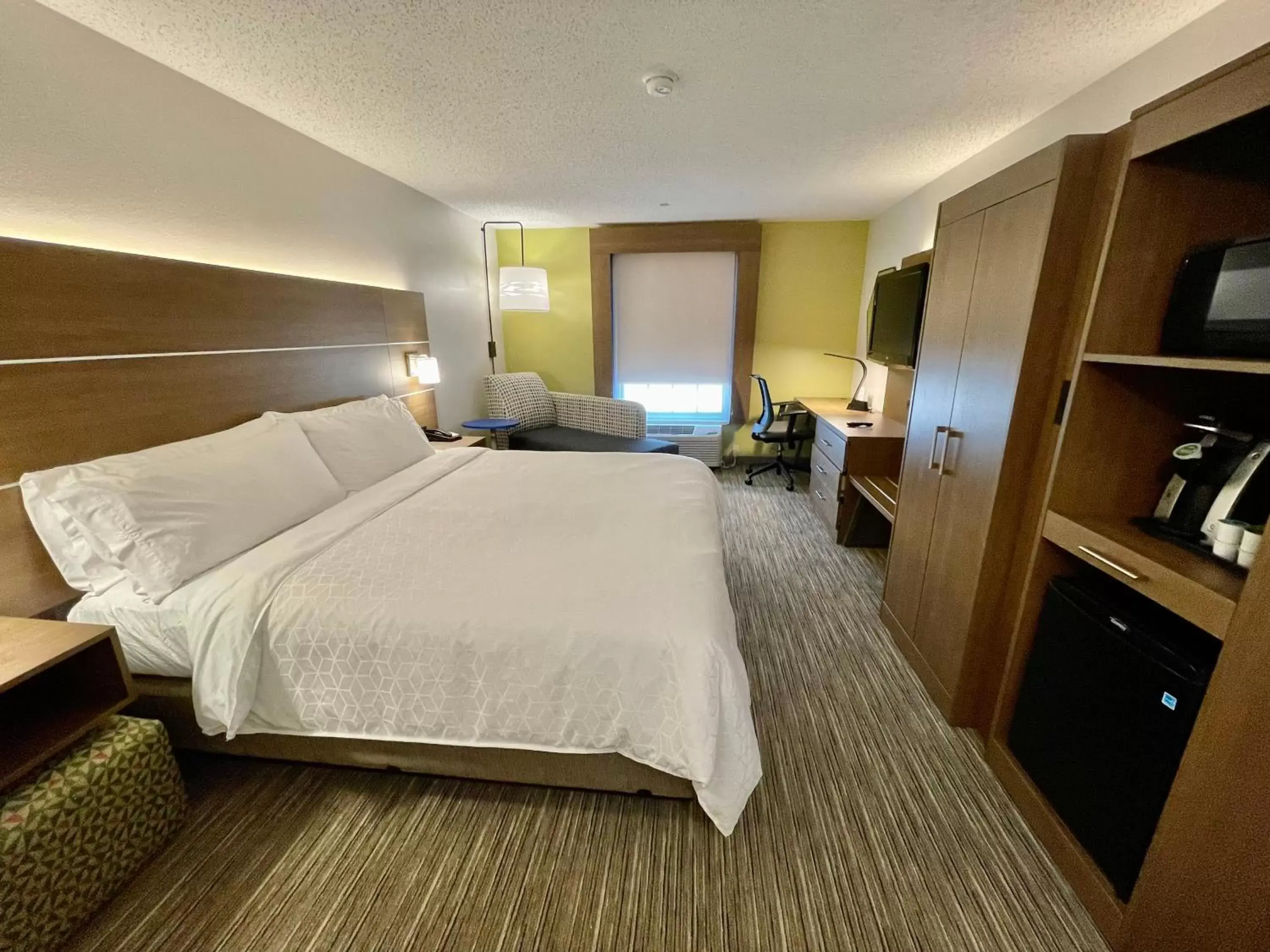 TV and multimedia, Bed in Holiday Inn Express & Suites Sulphur - Lake Charles, an IHG Hotel