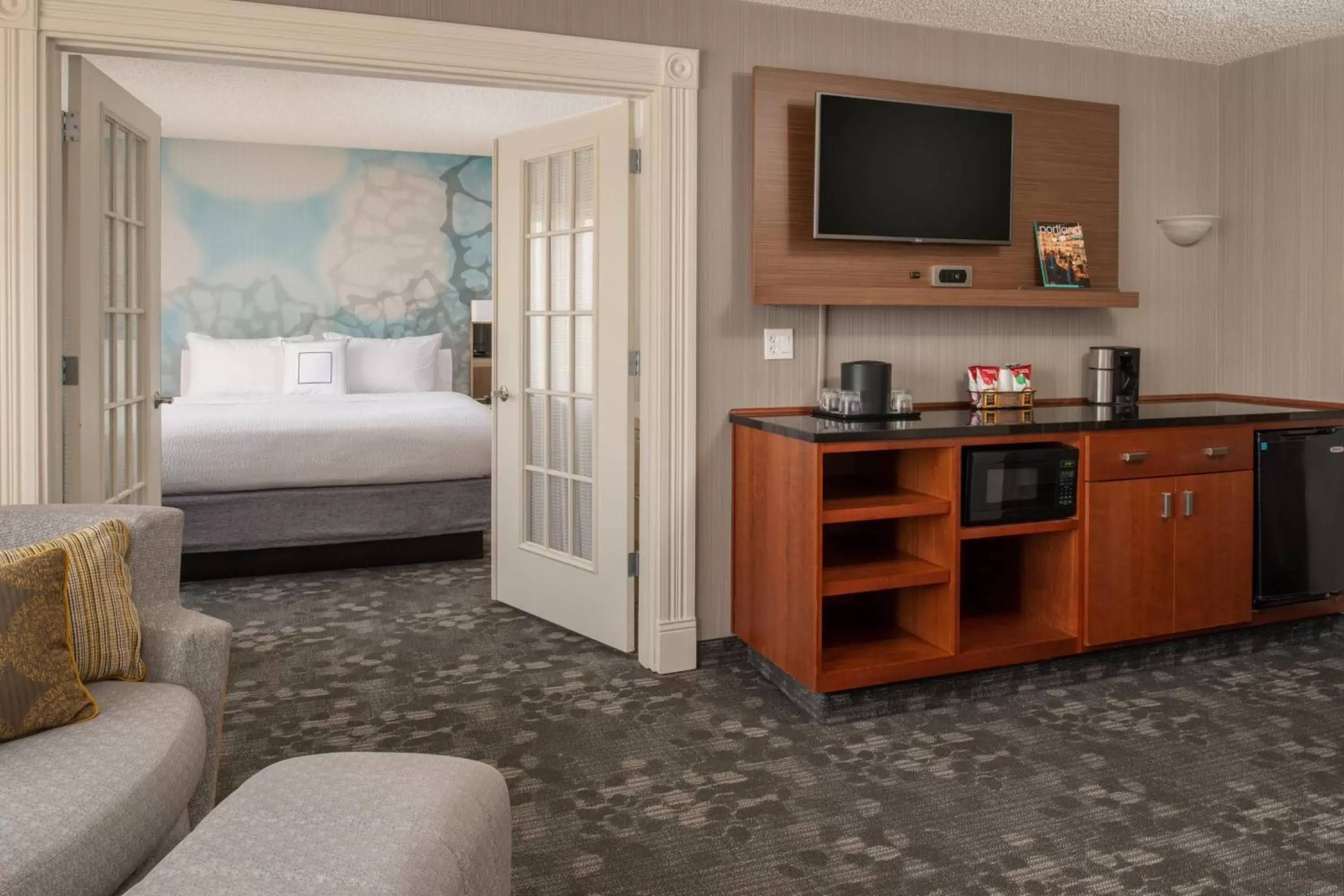 Bedroom, TV/Entertainment Center in Courtyard Portland Airport