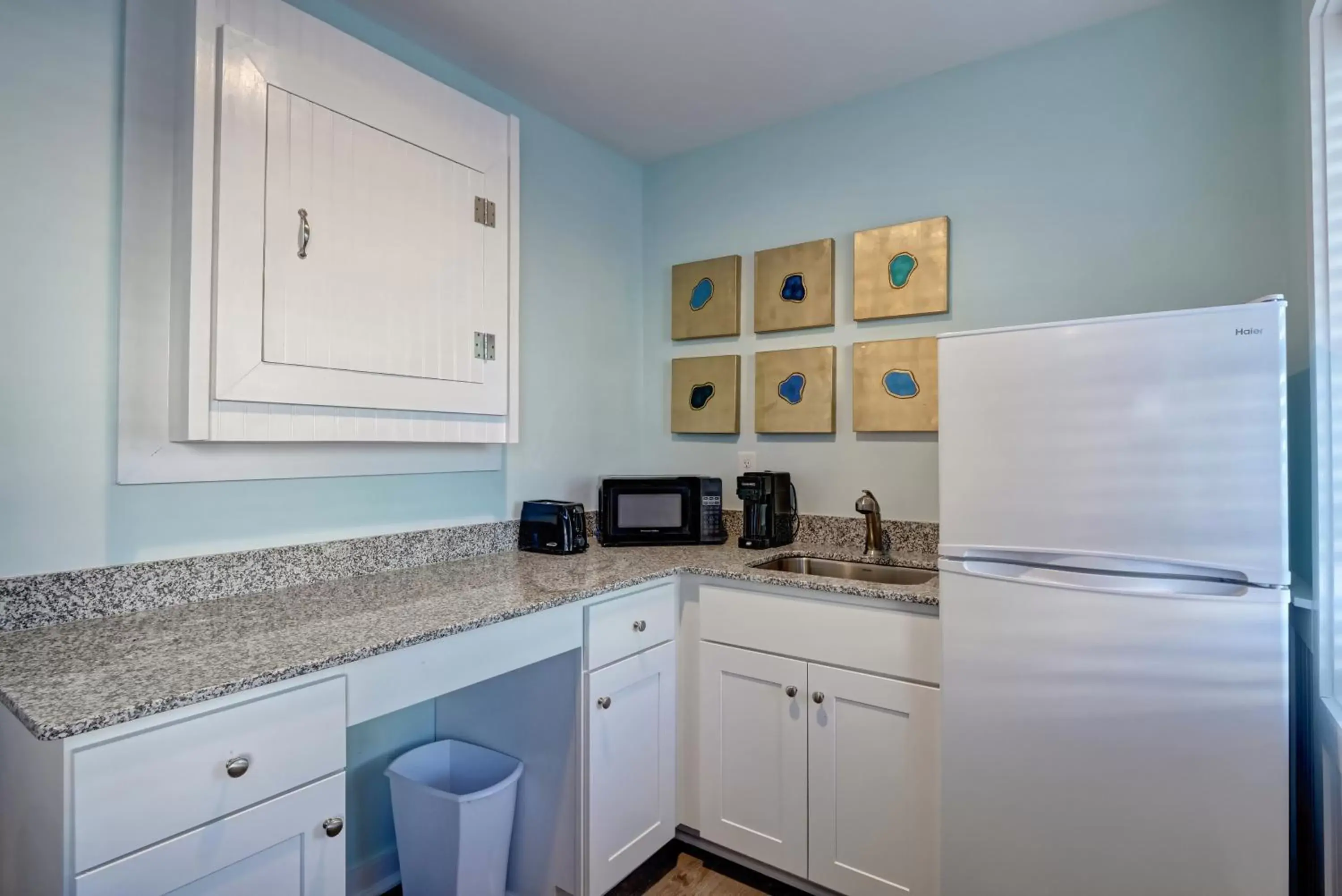 Property building, Kitchen/Kitchenette in Loggerhead Inn and Suites by Carolina Retreats