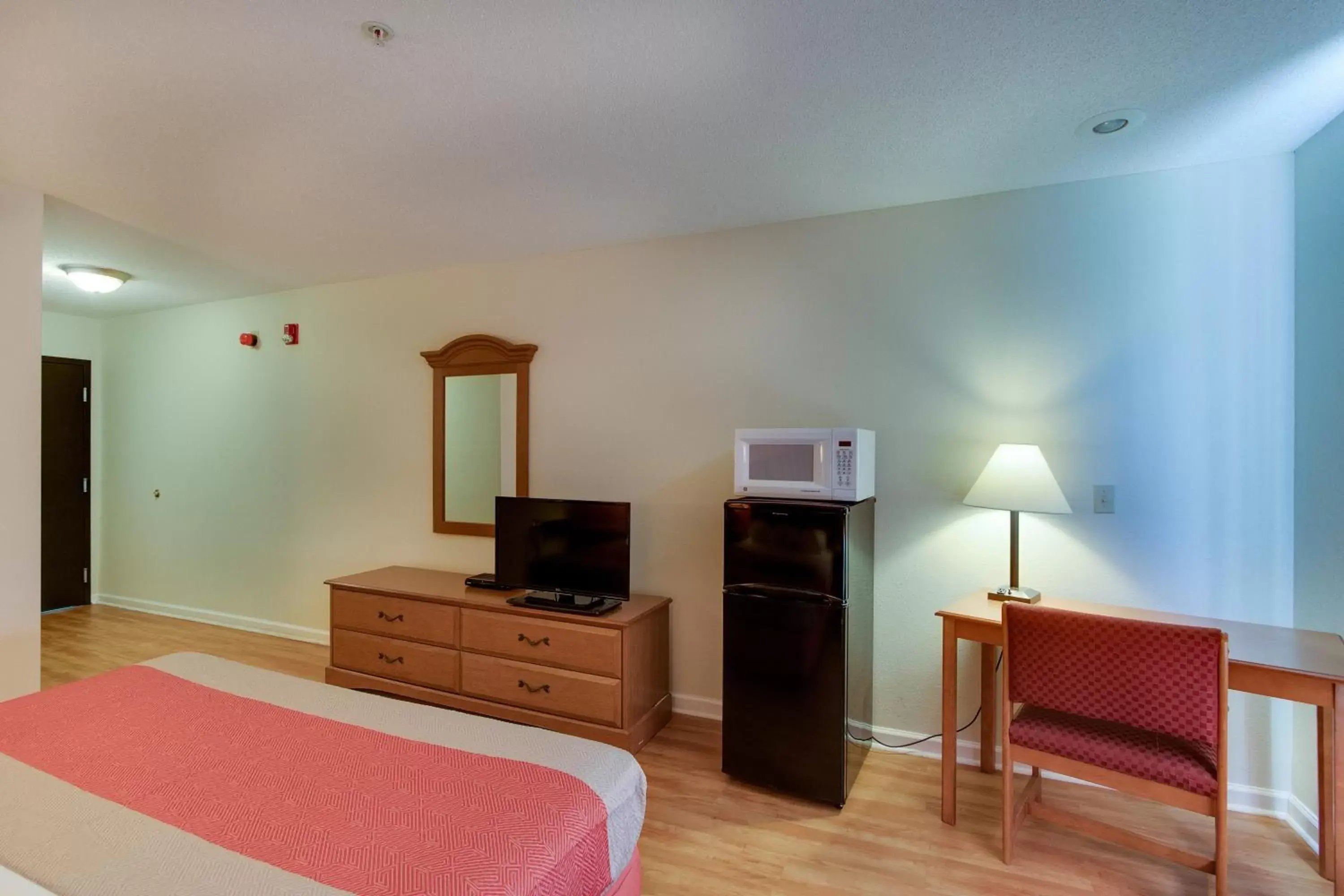 Bedroom, TV/Entertainment Center in Motel 6-Hinesville, GA
