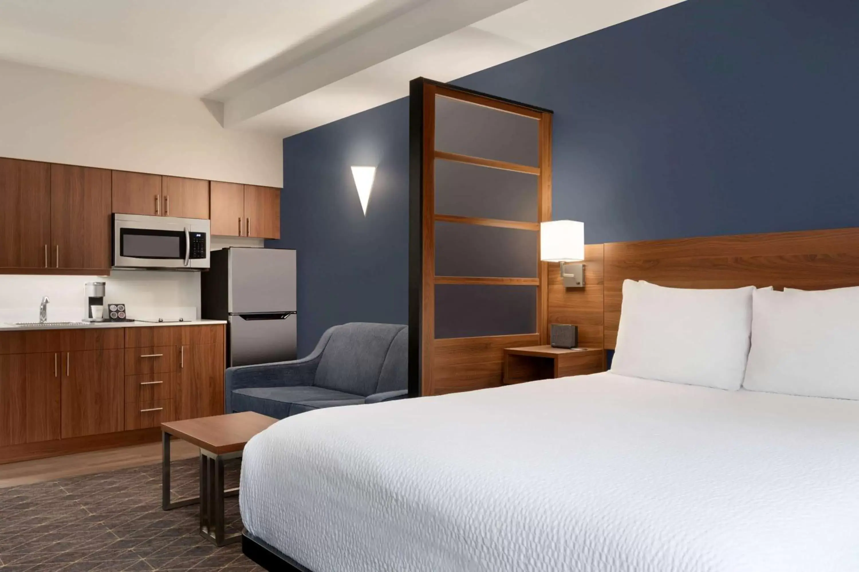 Photo of the whole room, Bed in Microtel Inn & Suites by Wyndham Kelowna