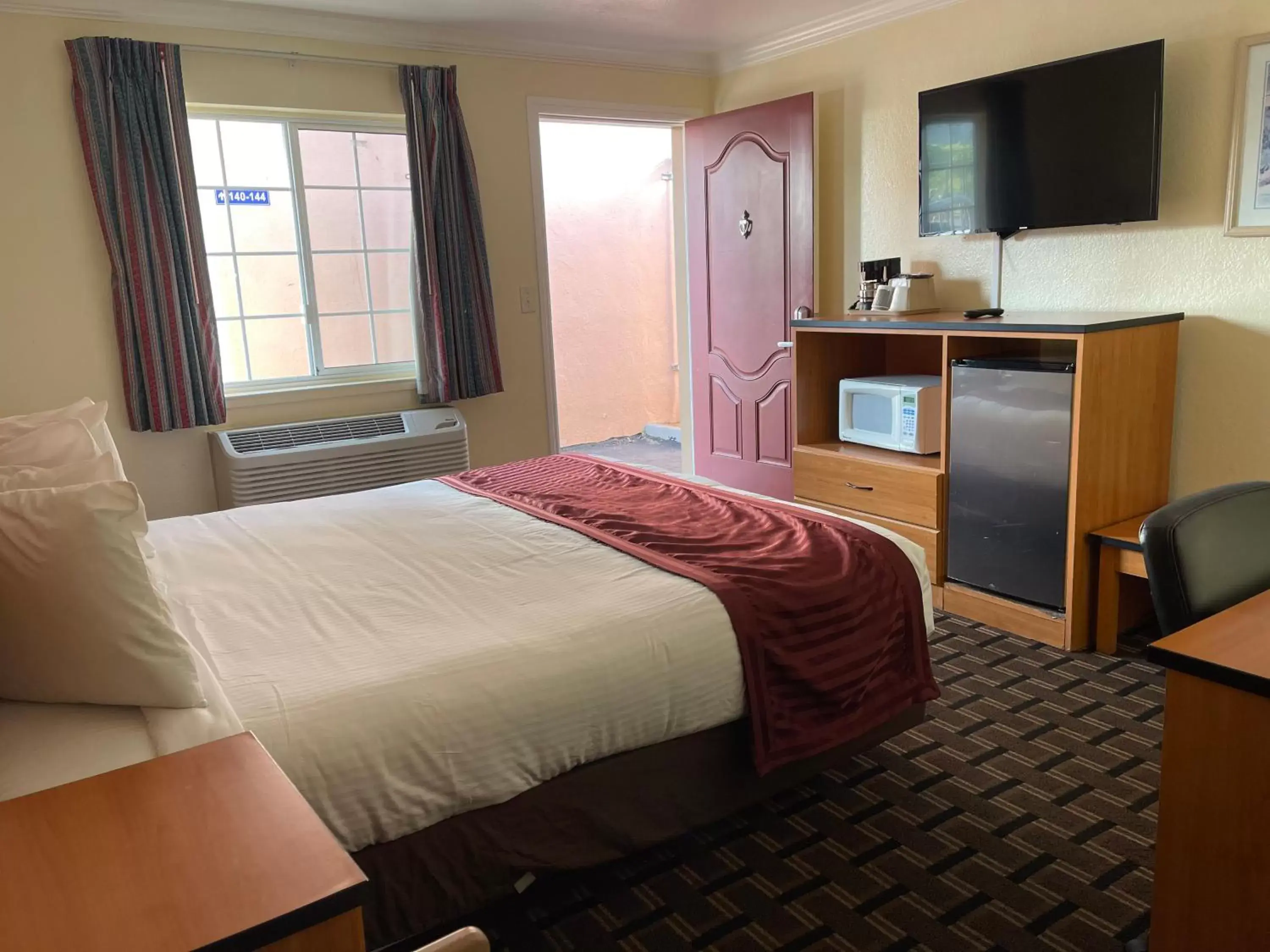TV and multimedia, Bed in Riverside Inn & Suites Santa Cruz