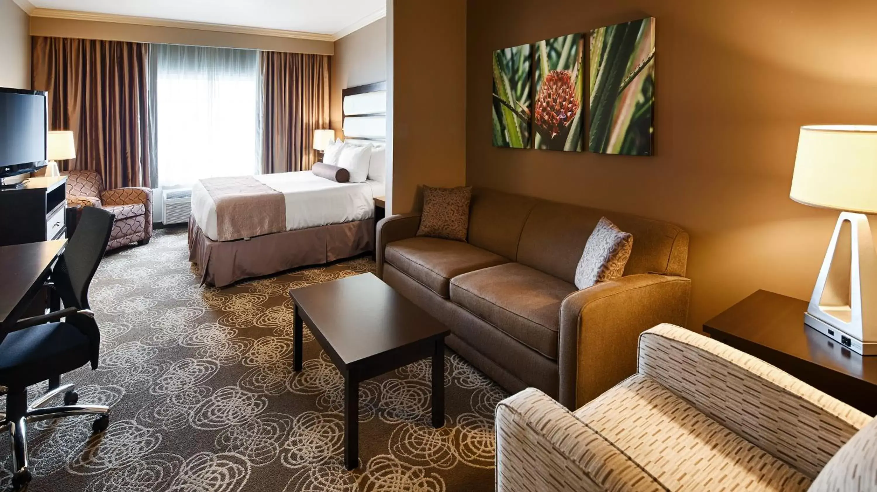 Living room, Seating Area in Best Western Plus Miami Airport North Hotel & Suites