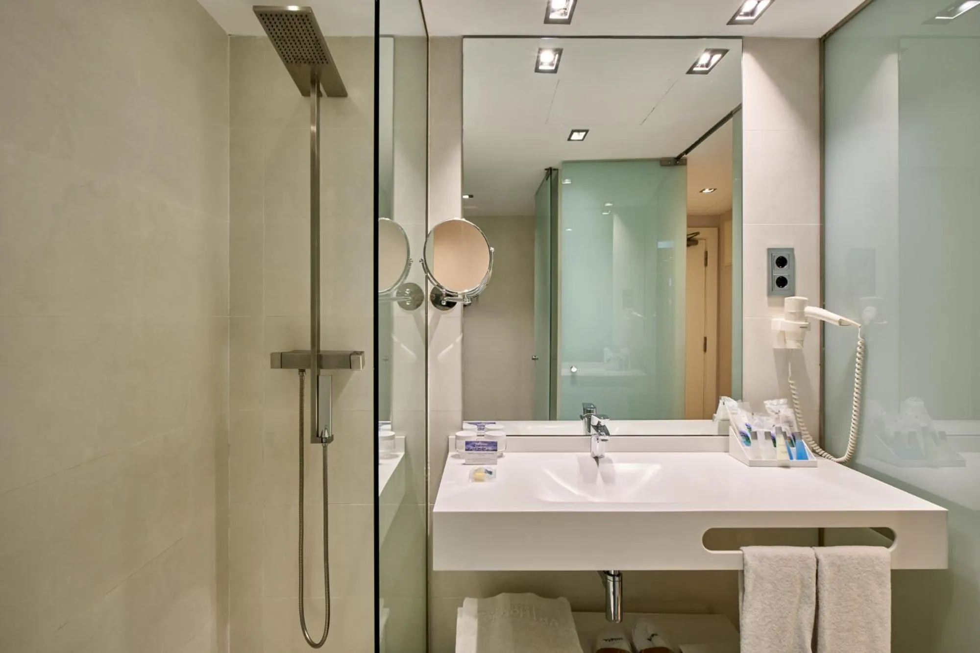 Bathroom in VP Madroño