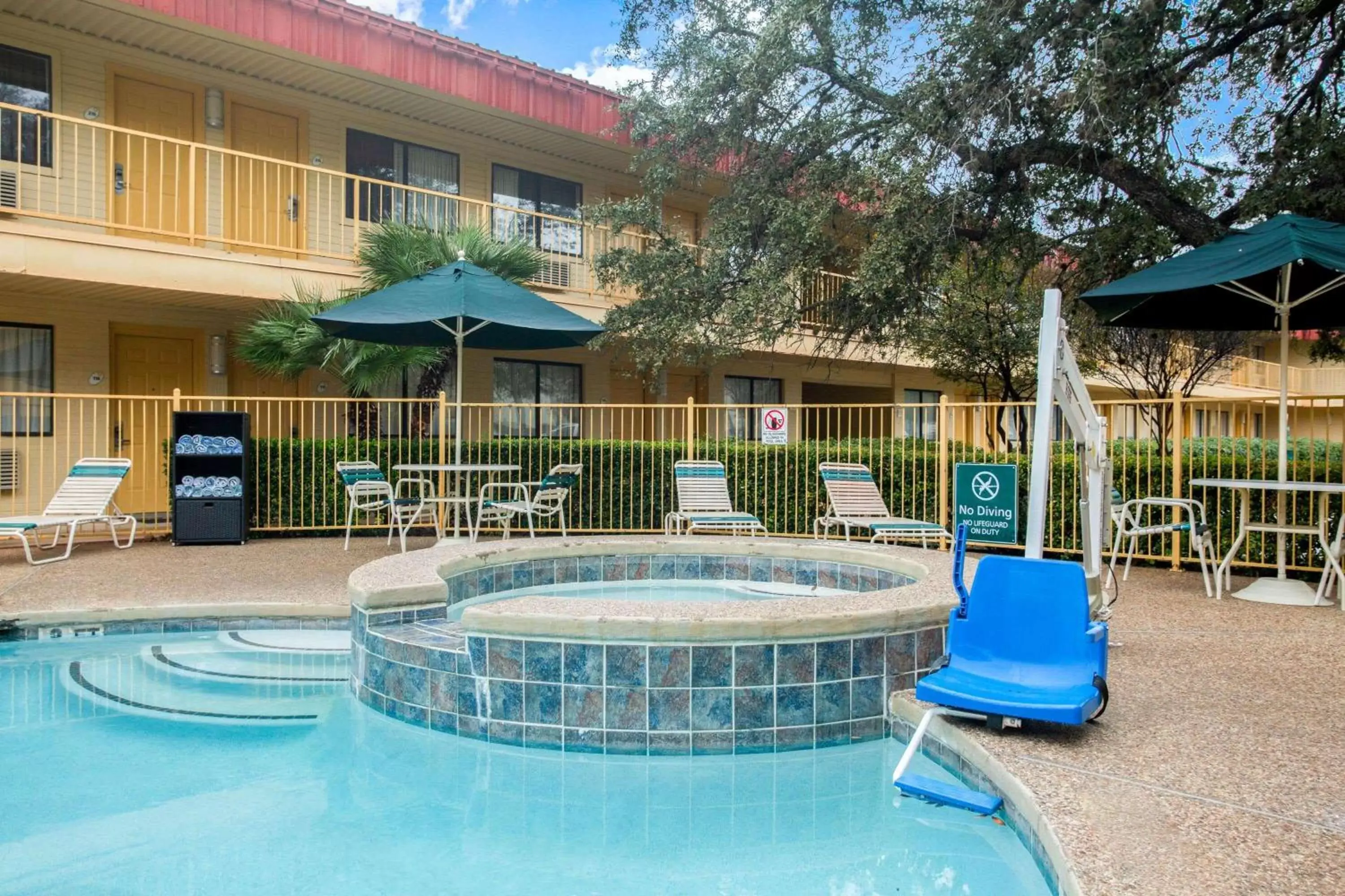 Hot Tub, Swimming Pool in La Quinta Inn by Wyndham San Marcos