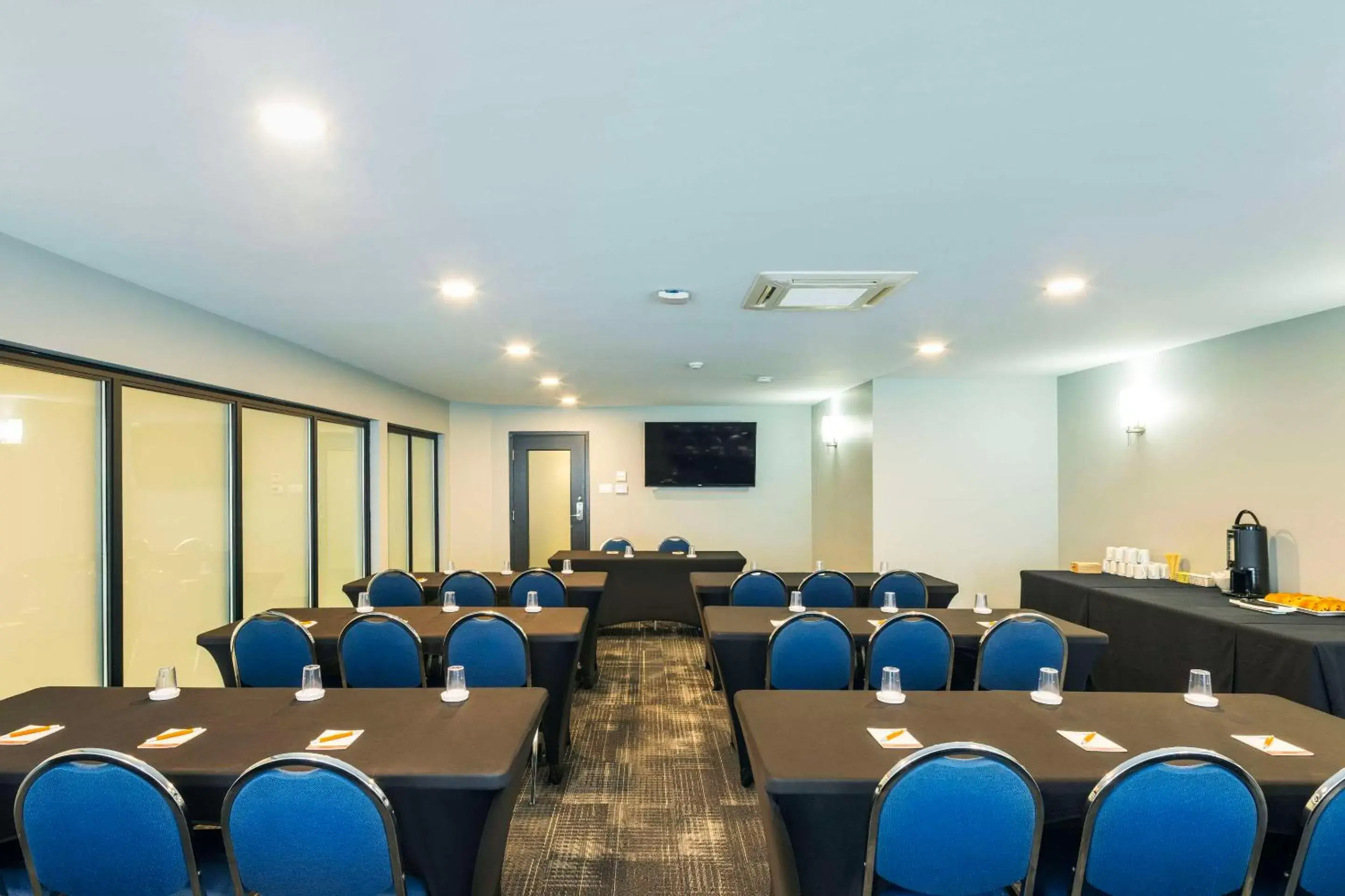 Meeting/conference room in Les Suites de Laviolette Ascend Hotel Collection