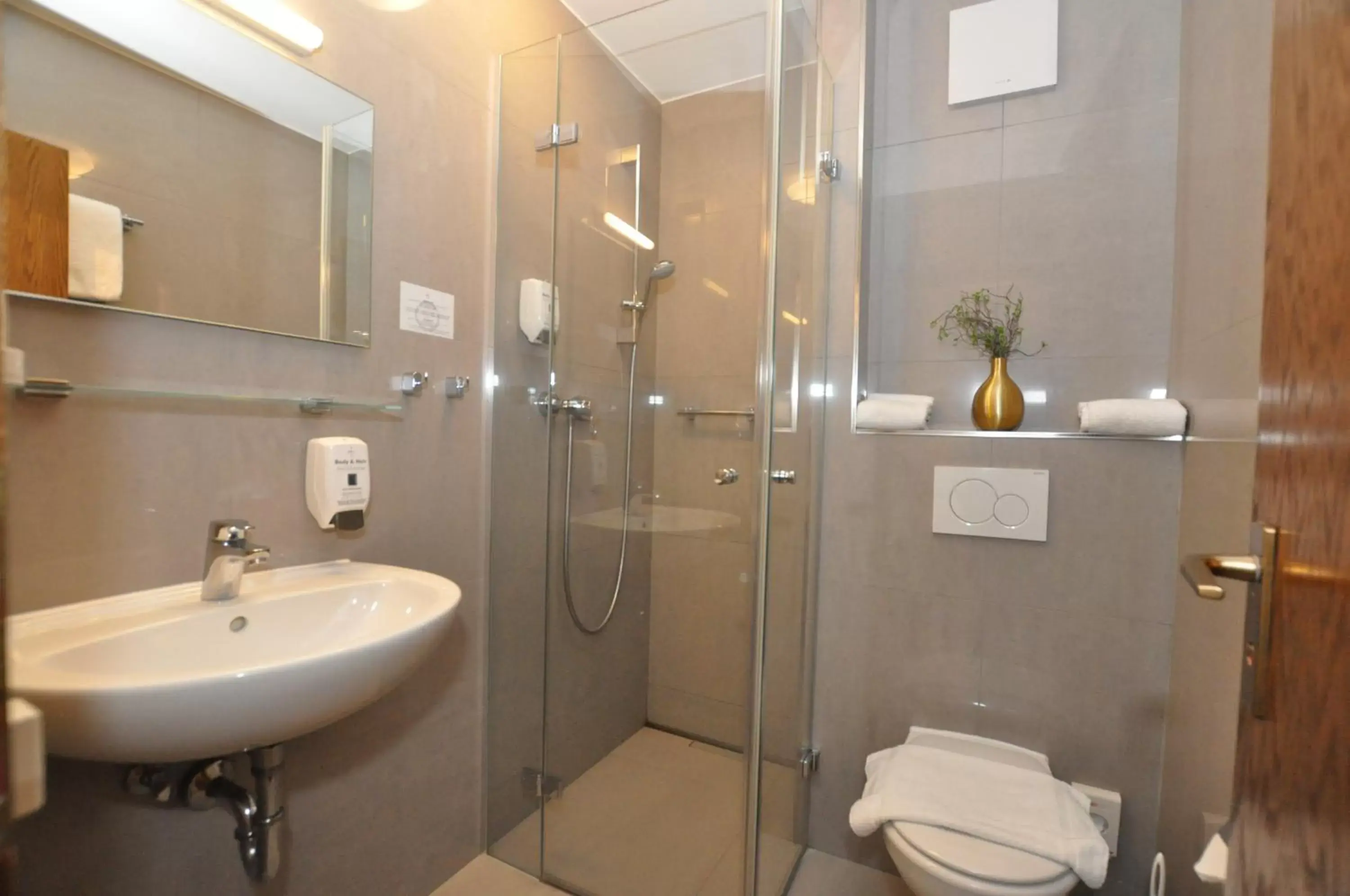 Bathroom in Hotel Perlach Allee by Blattl