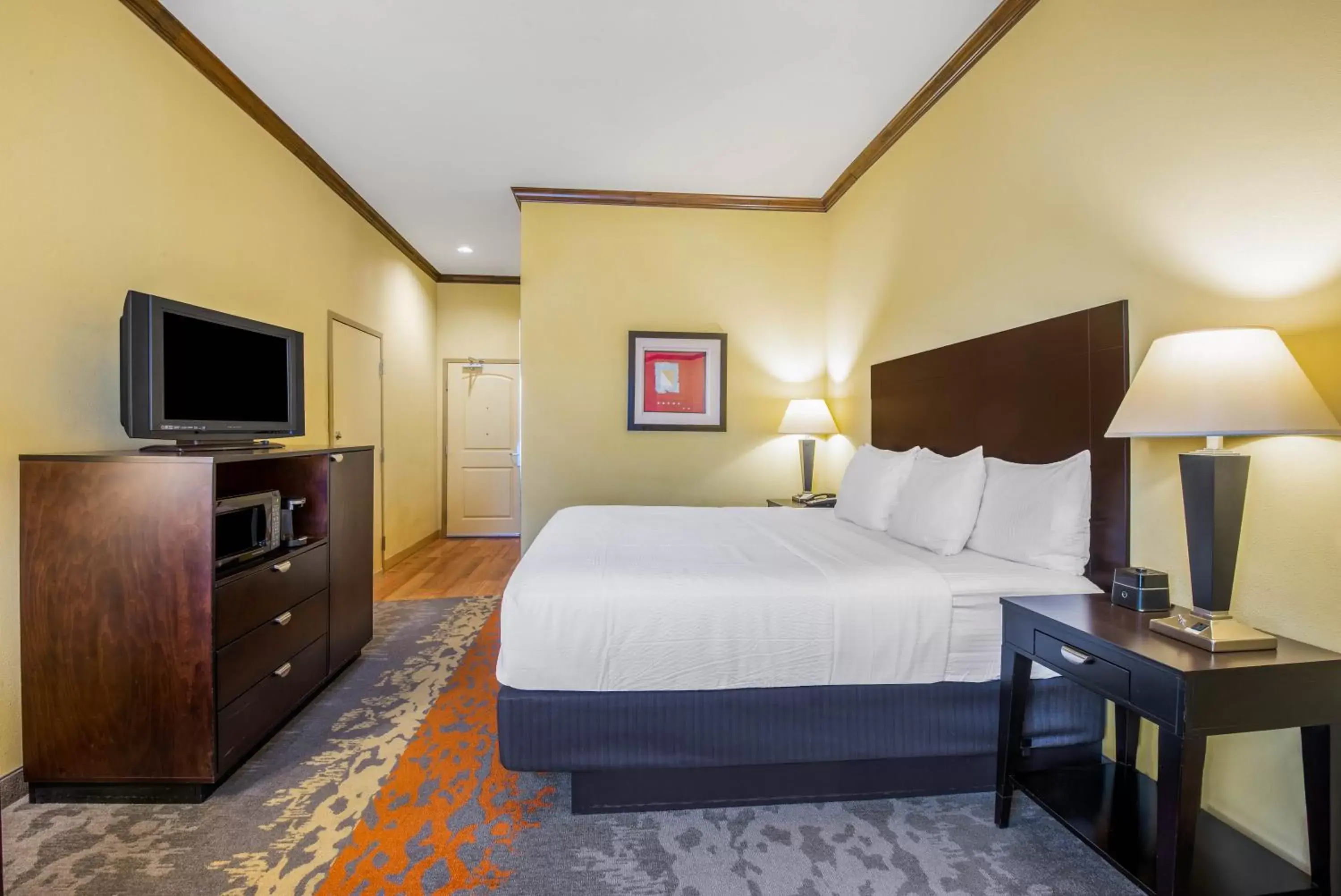 Bed in La Quinta Inn & Suites by Wyndham Eastland