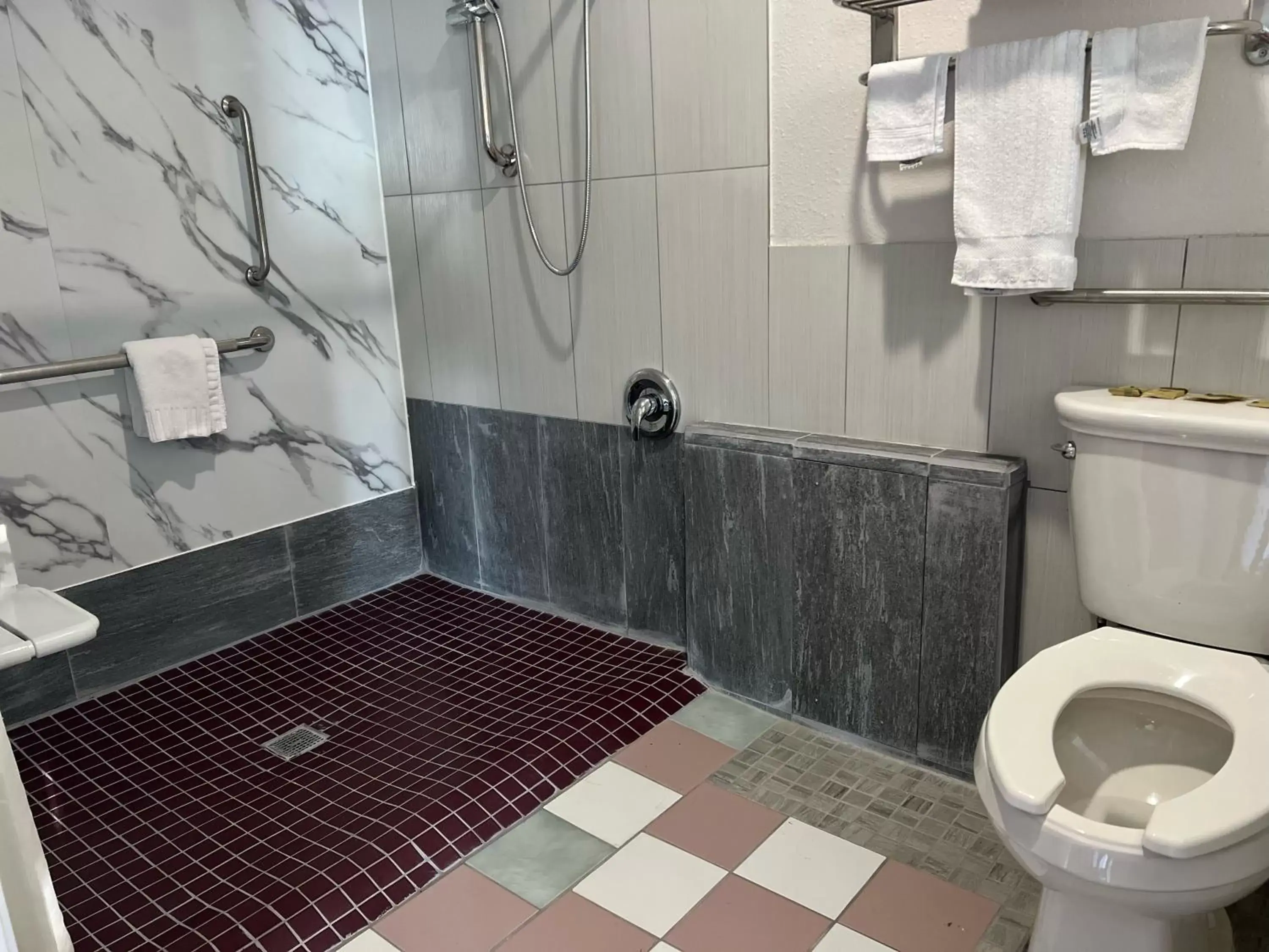 Bathroom in Lanai Motel