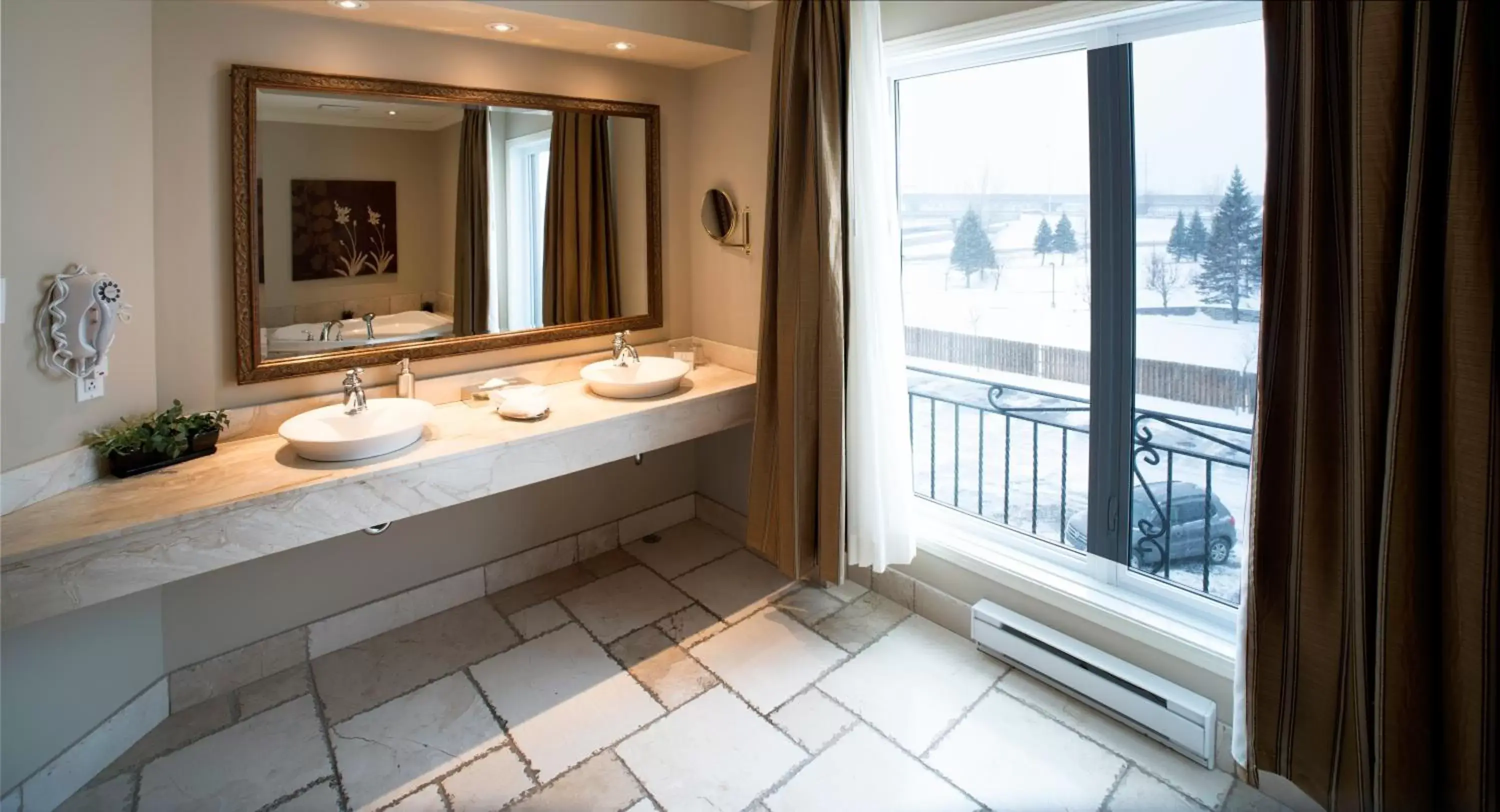 Hot Tub, Bathroom in Hotel Brossard