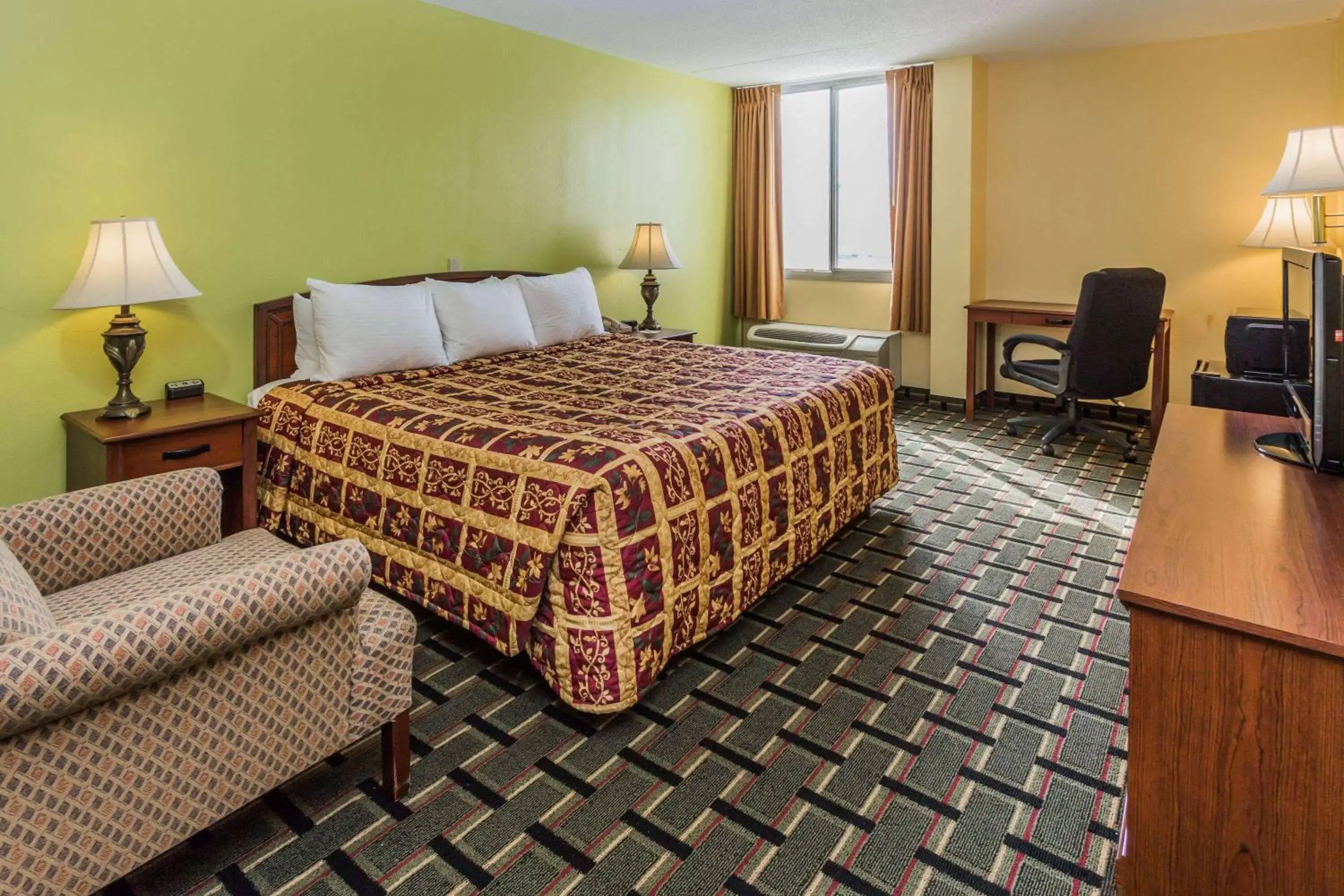 Photo of the whole room, Bed in Days Hotel by Wyndham Danville Conference Center