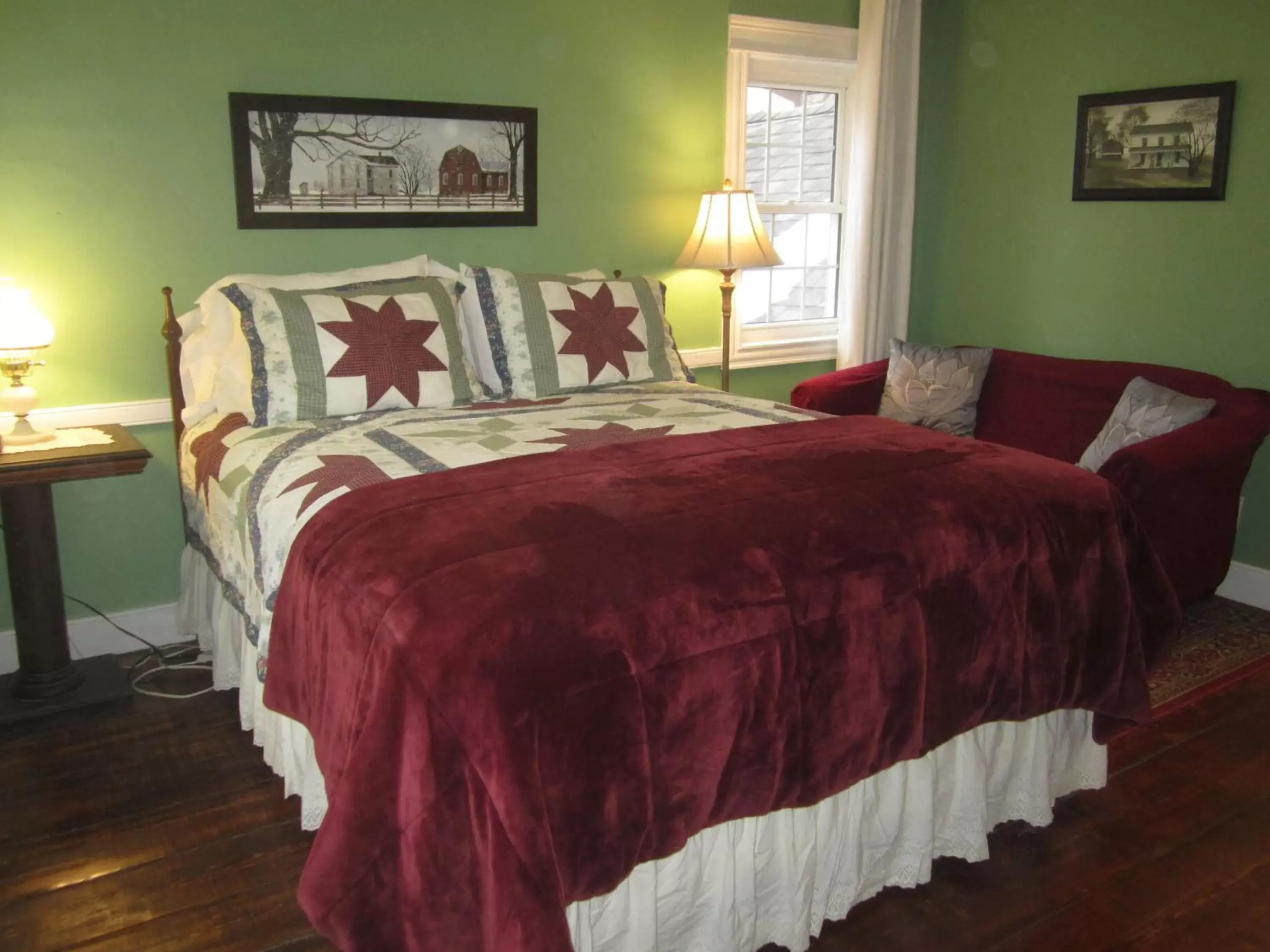 Bed in Grand Oak Manor Bed and Breakfast