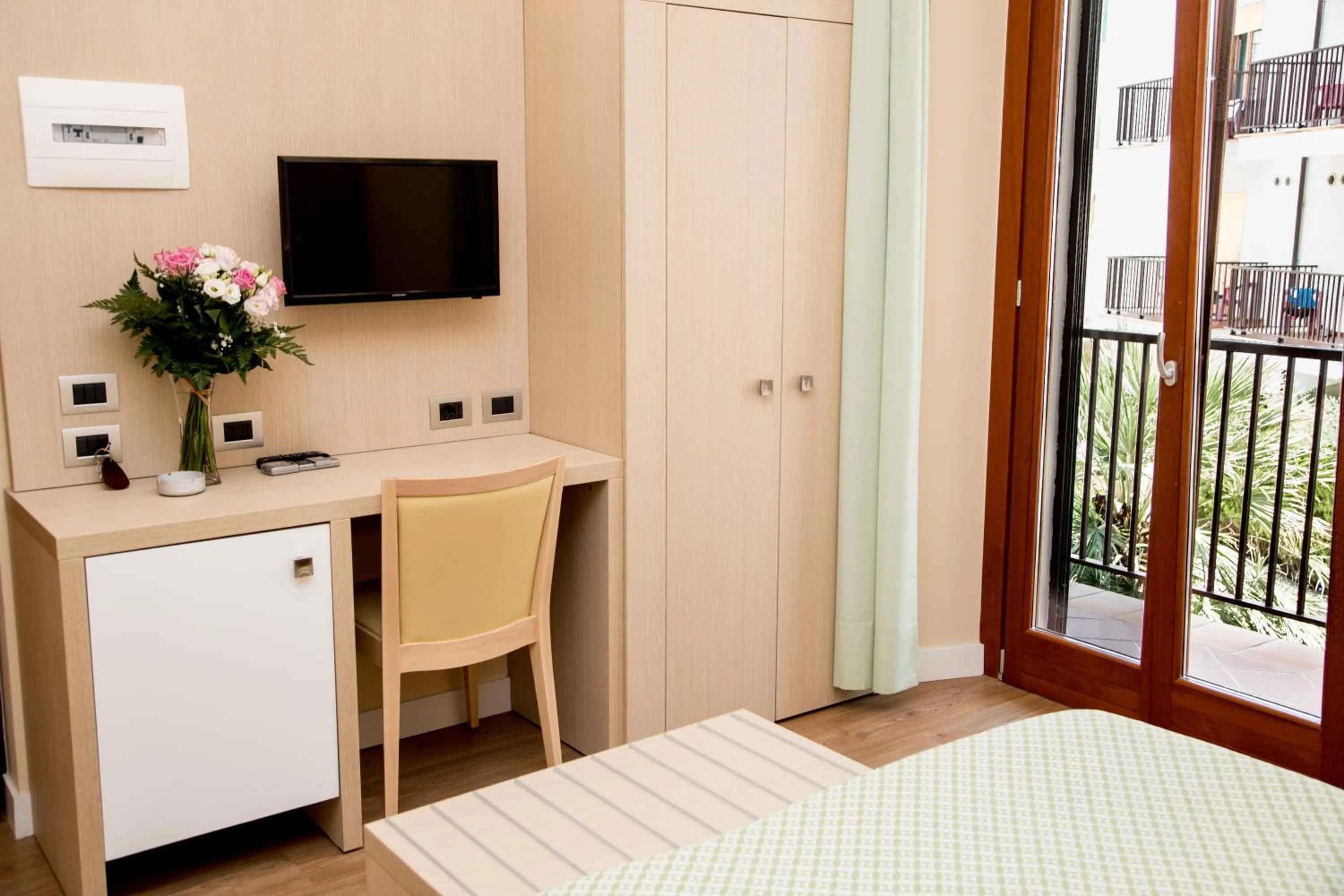 Garden, Bed in Hotel El Balear