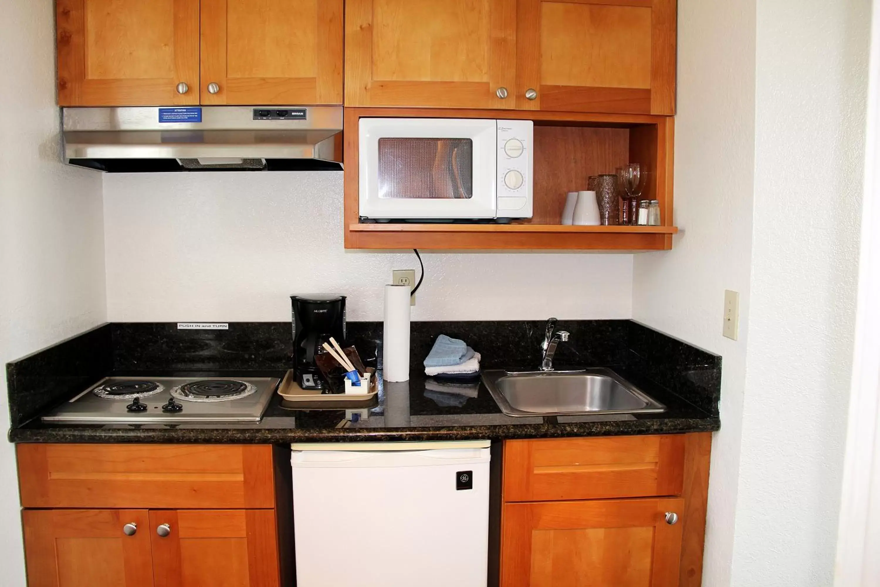 Kitchen or kitchenette, Kitchen/Kitchenette in Sunset Surf Motel