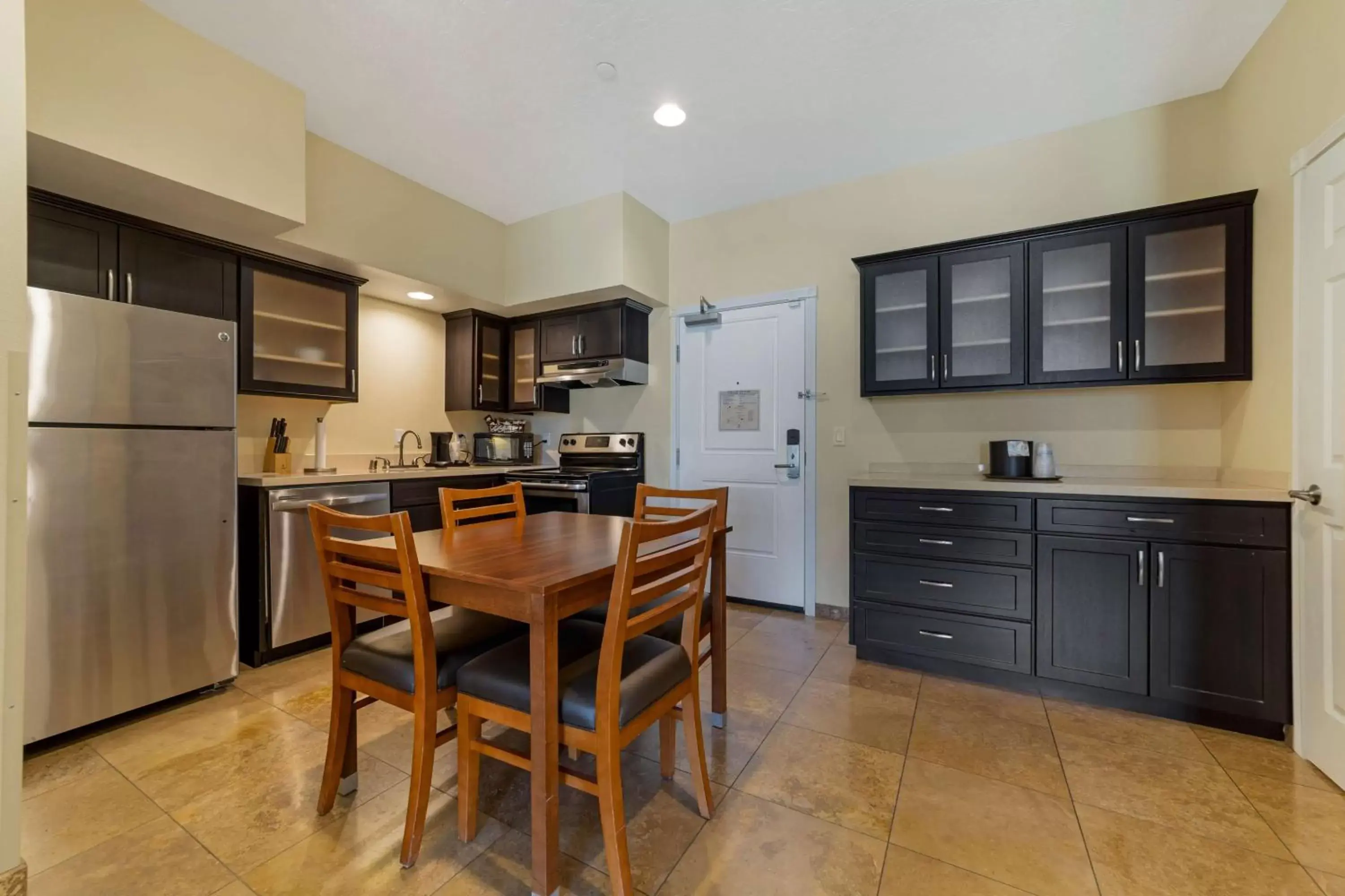 Bedroom, Kitchen/Kitchenette in Best Western Plus Northwoods Inn