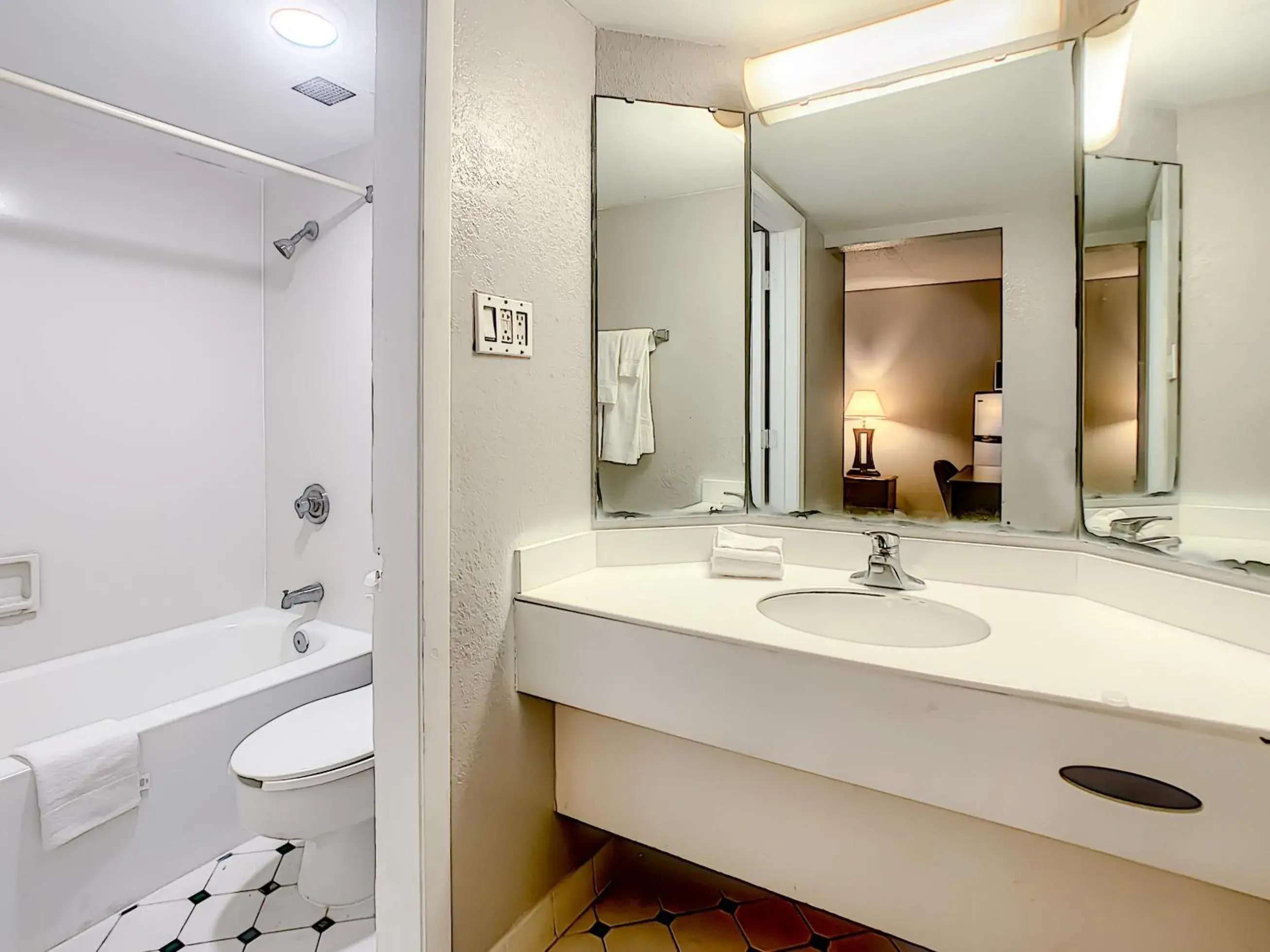 Bathroom in Stayable Suites Jacksonville North