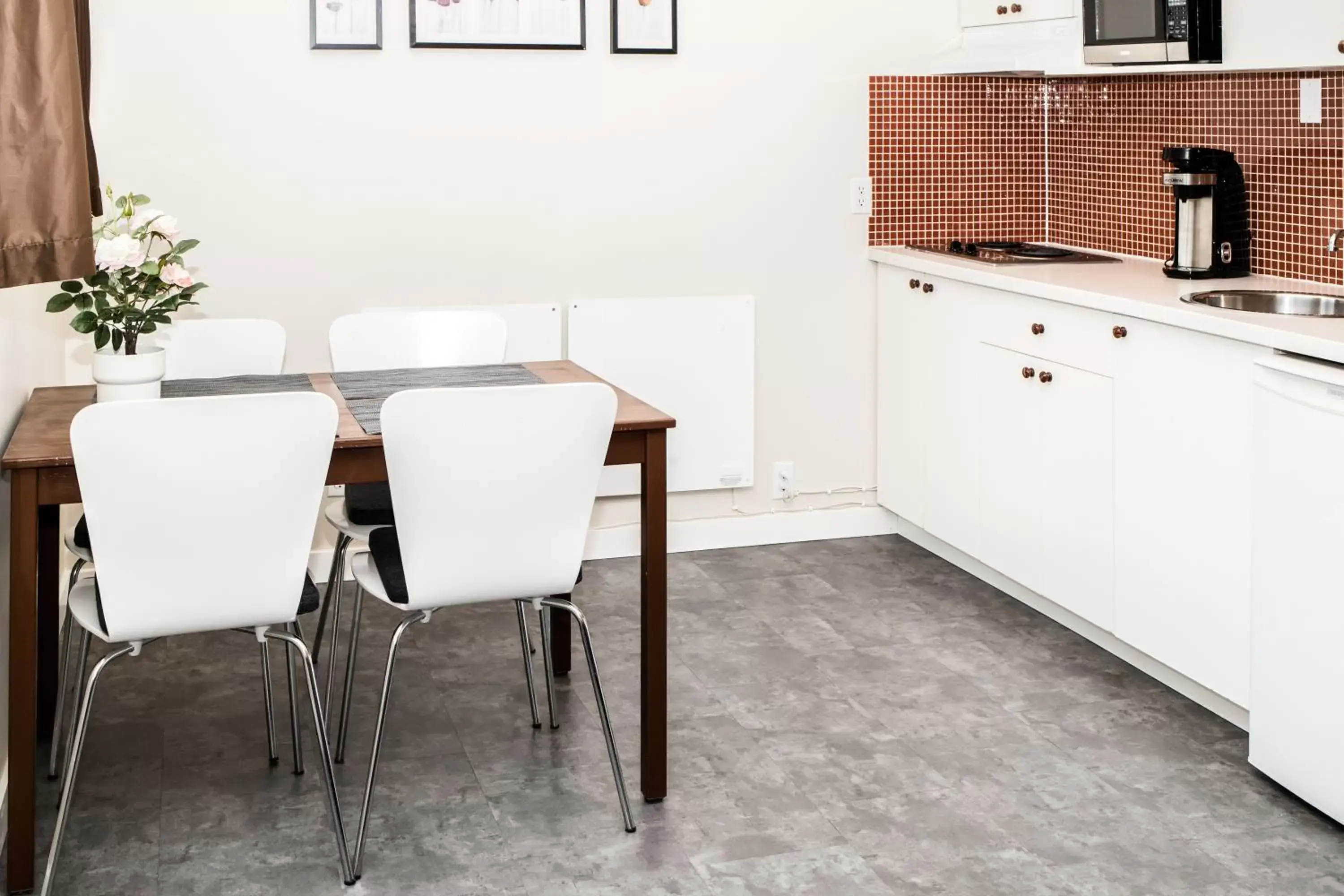 Dining Area in Crescent Motel