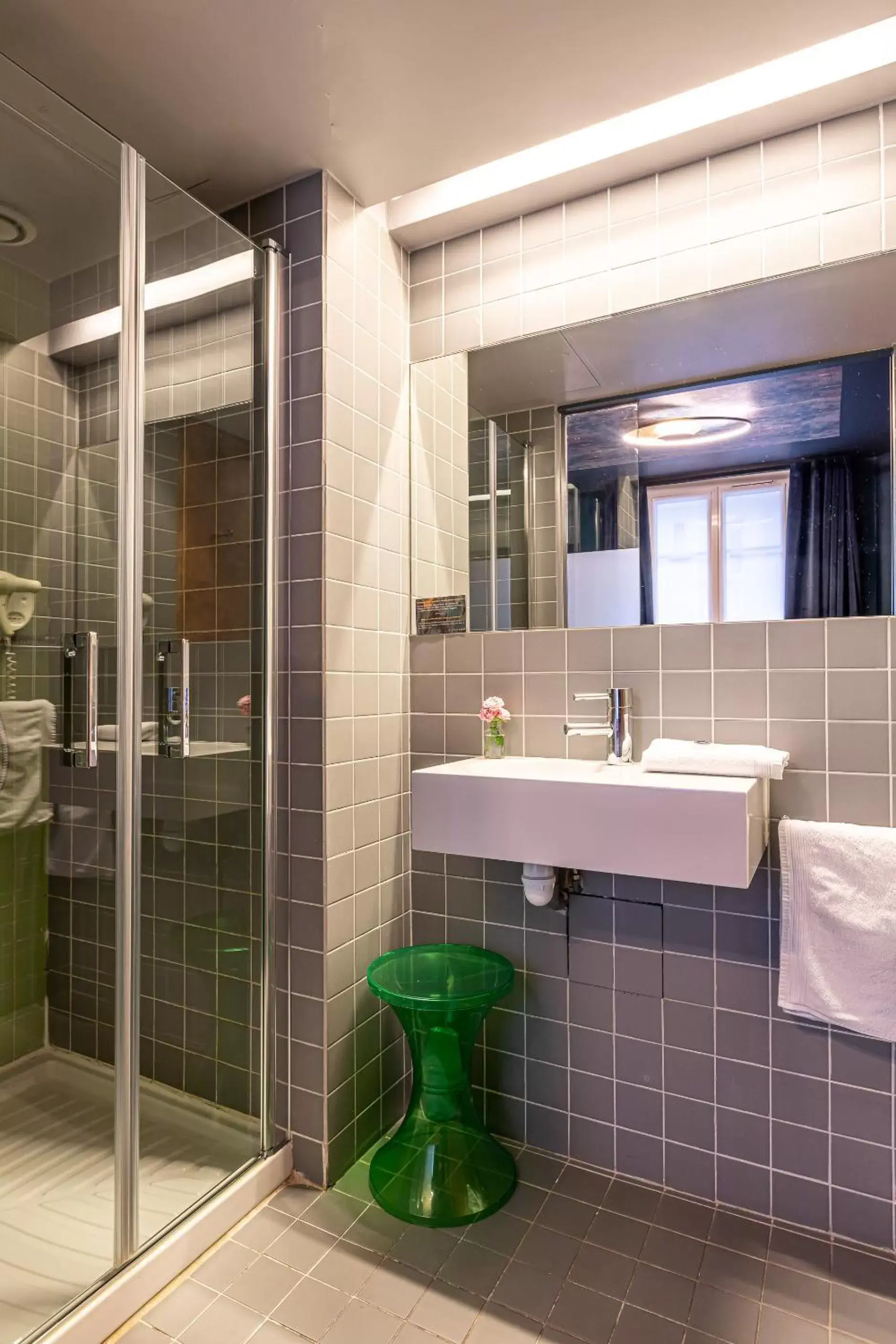 Shower, Bathroom in Glasgow Monceau by Patrick Hayat