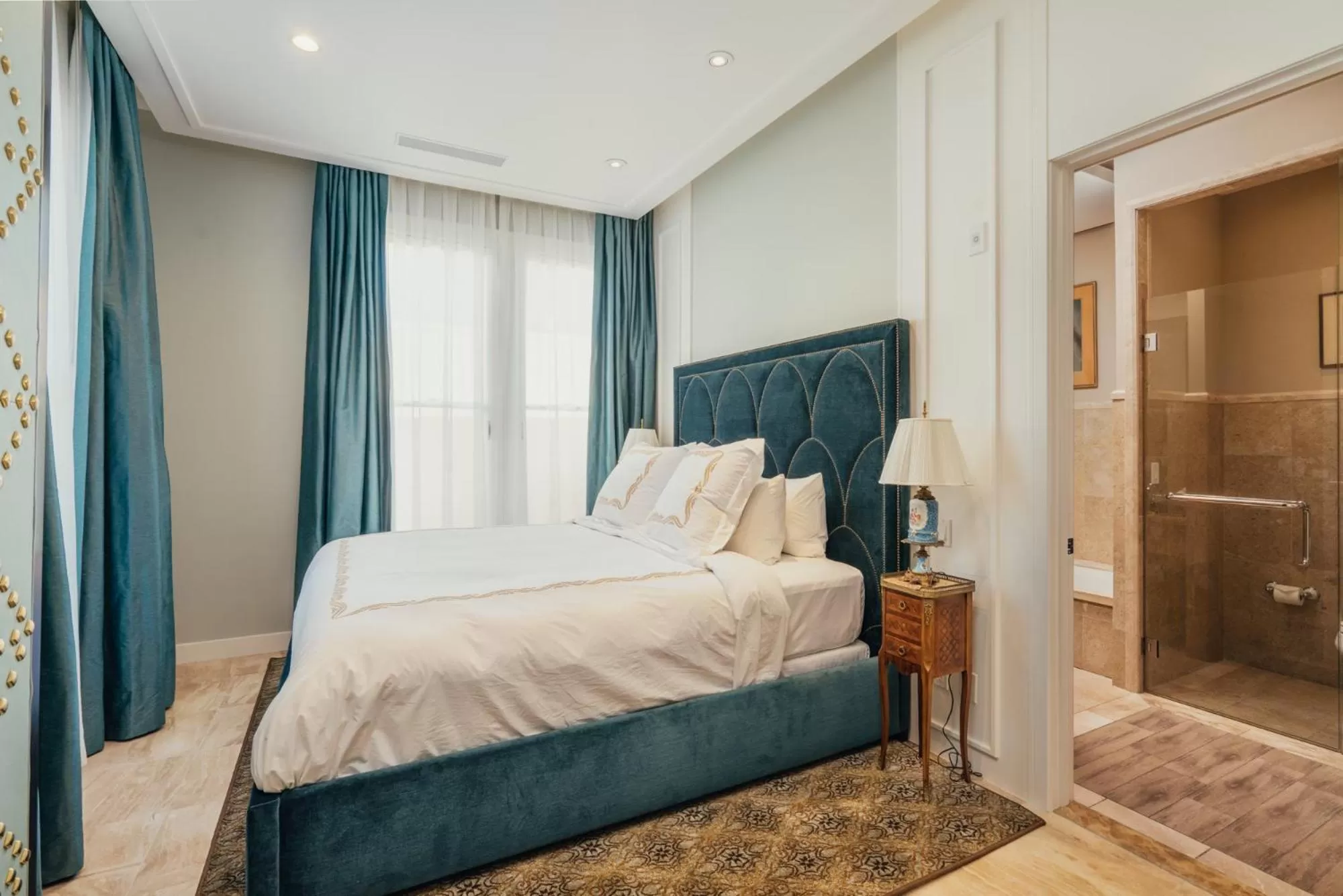 Bed in Neighbourgood Sutter Mansion