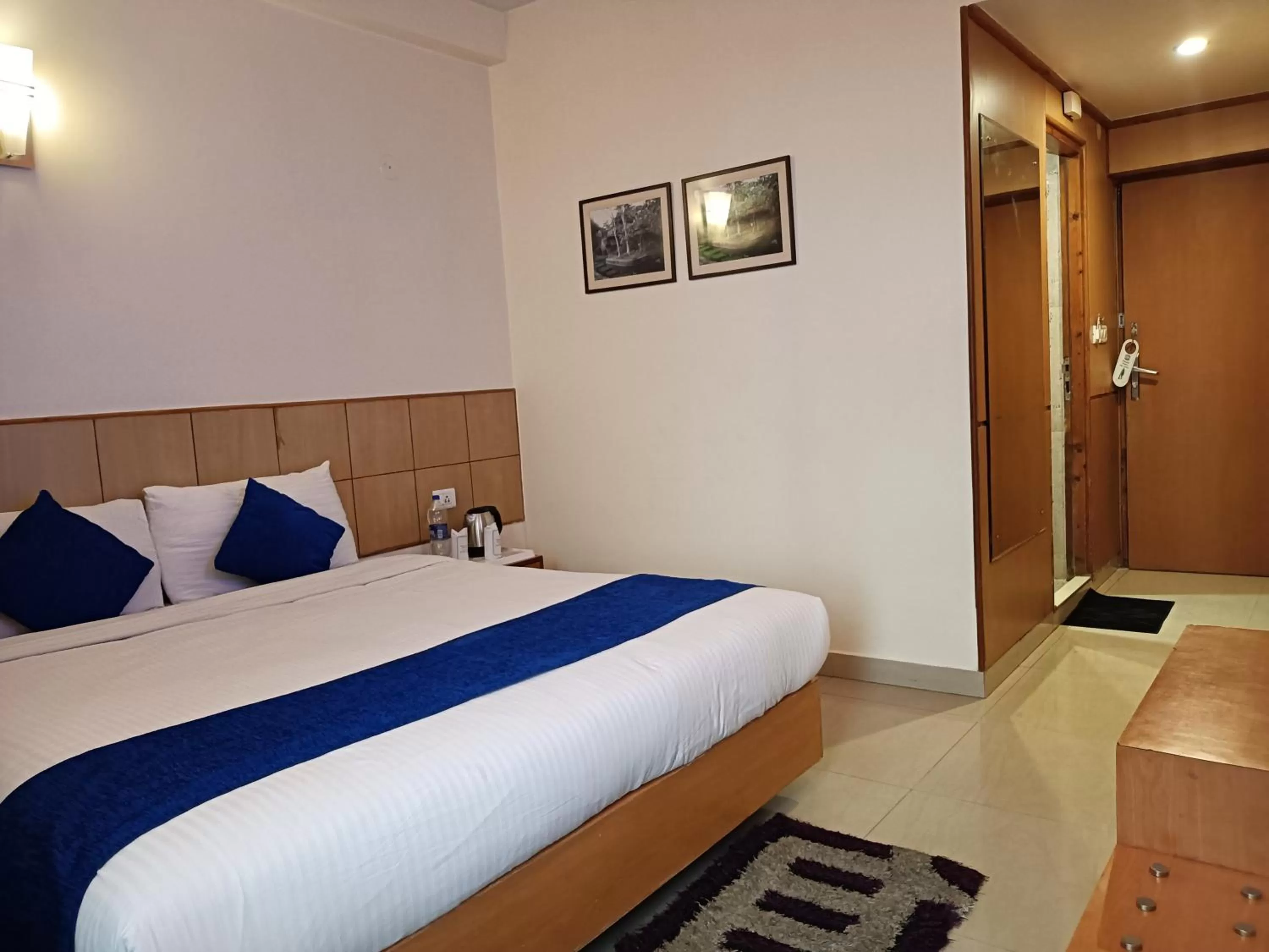 Bed in Hotel Broadways Inn