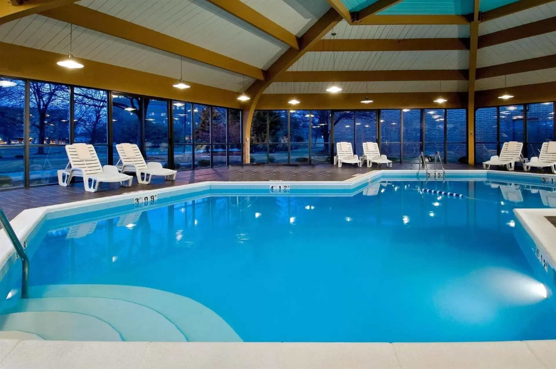 Swimming Pool in DoubleTree by Hilton Chicago - Arlington Heights