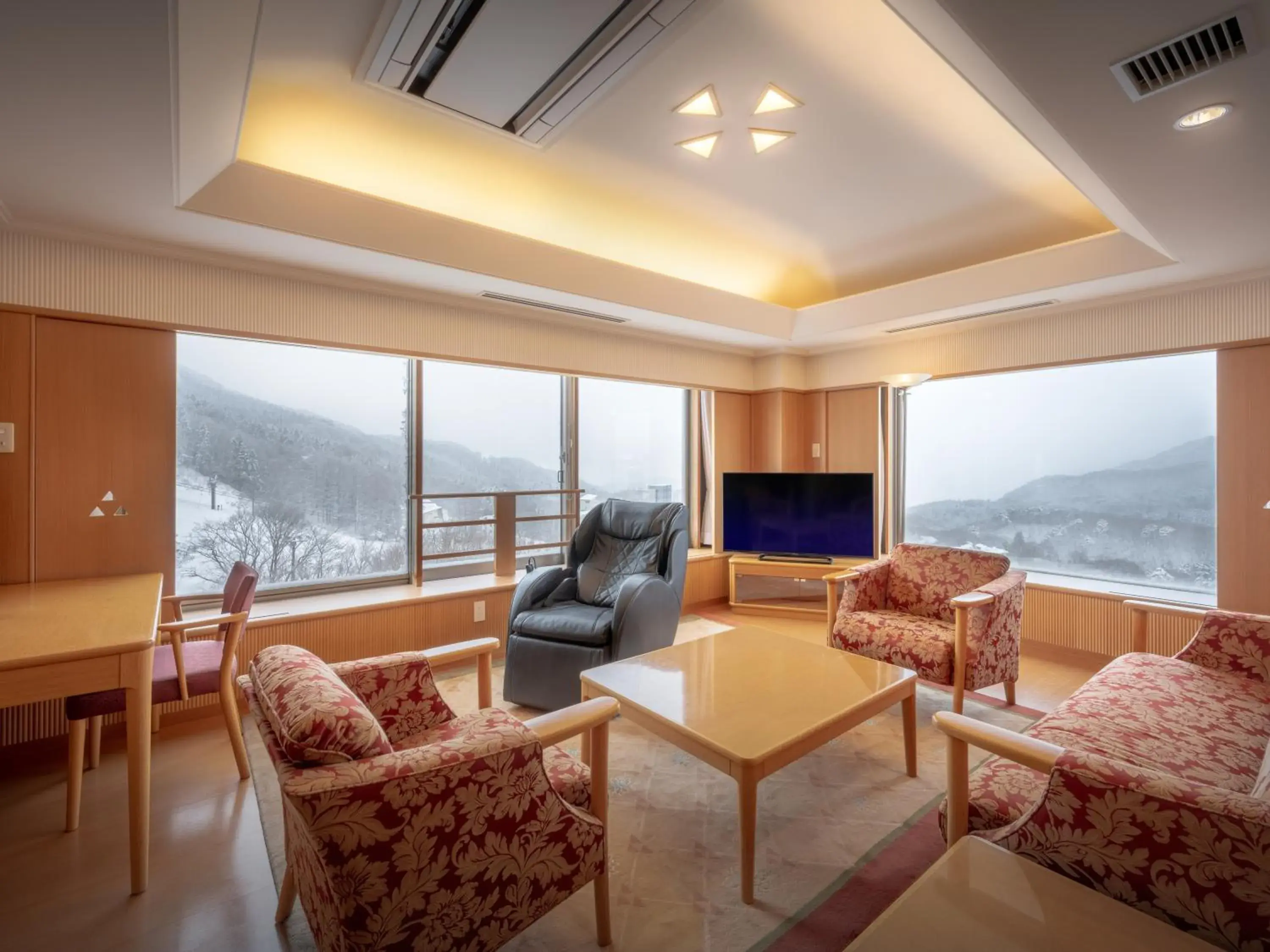 Photo of the whole room, Seating Area in Zao Kokusai Hotel