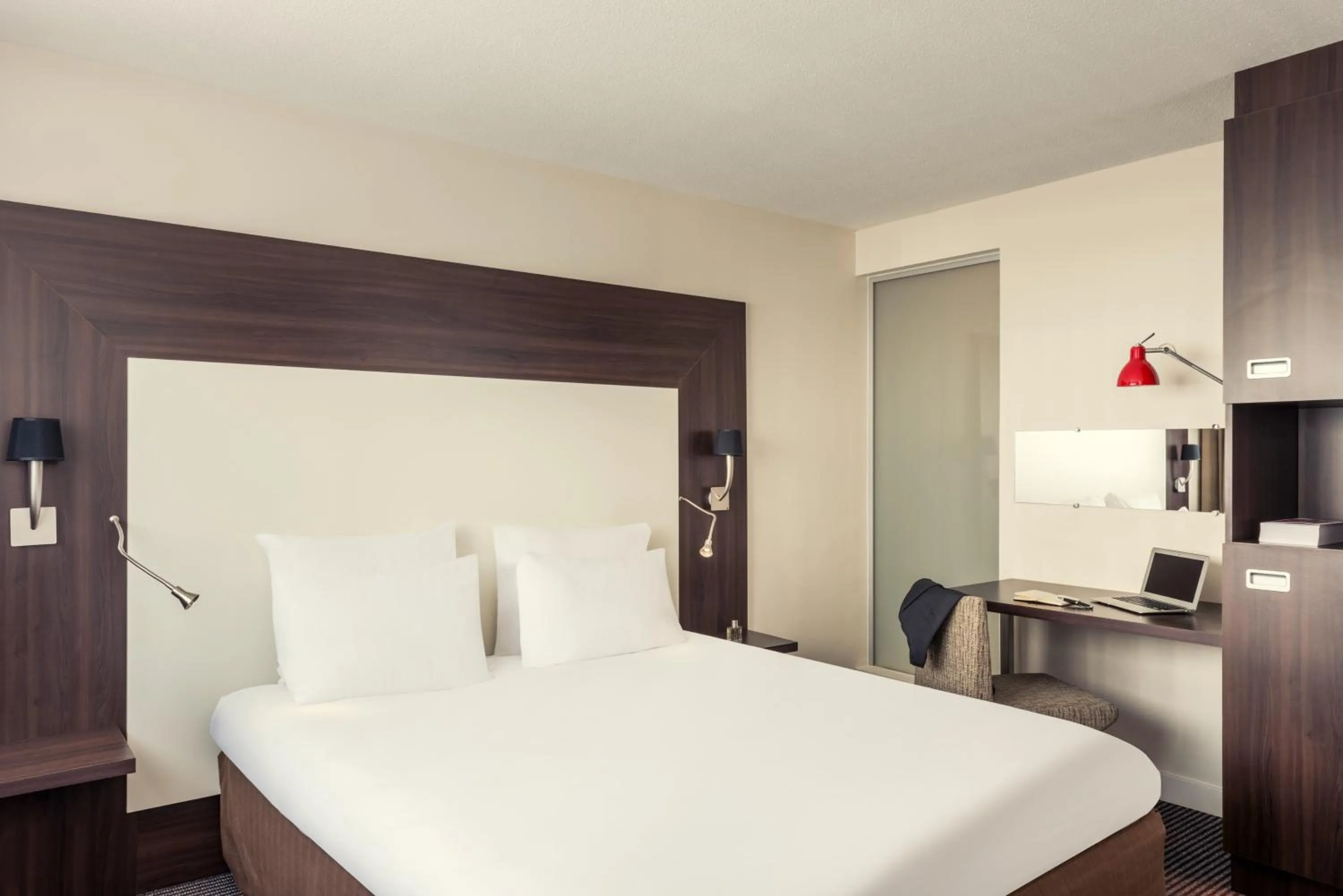 Bed in Mercure Paris Porte d'Orleans