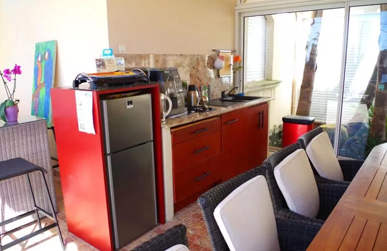 Dining area, Kitchen/Kitchenette in B&B Val D'azur