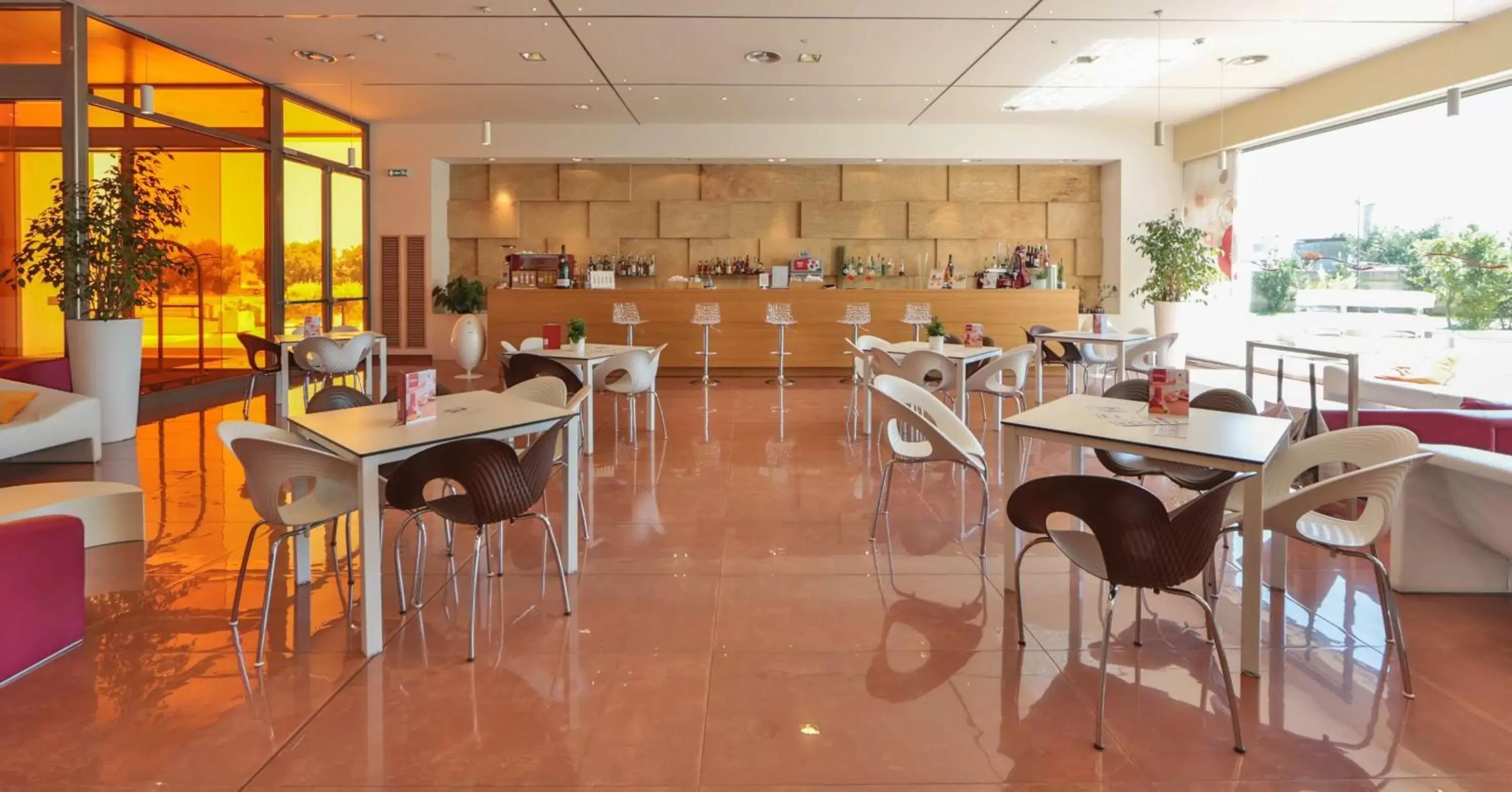 Lounge or bar, Restaurant/Places to Eat in Best Western Plus Leone di Messapia Hotel & Conference