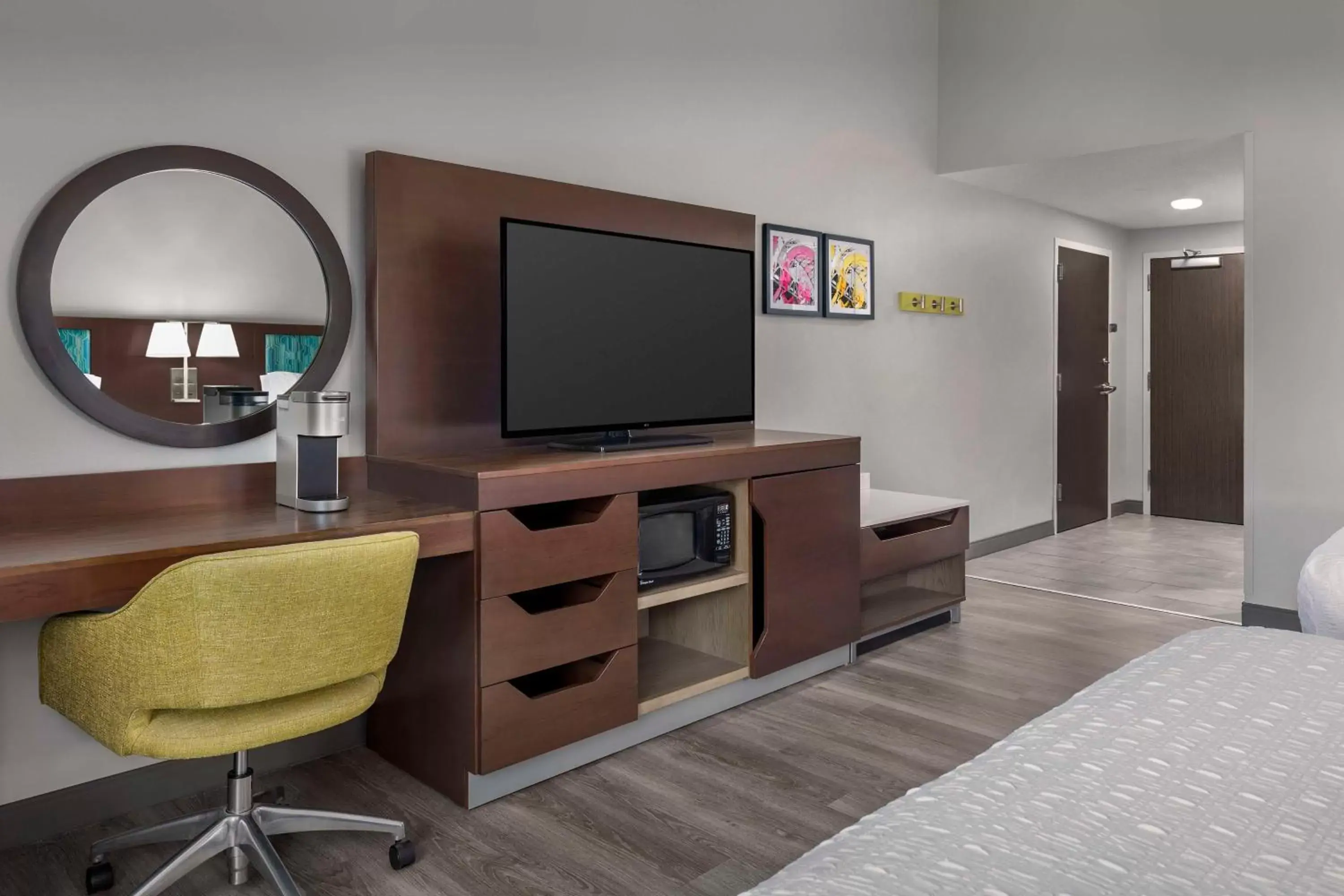 Bedroom, TV/Entertainment Center in Hampton Inn Birmingham I-65/Lakeshore Drive