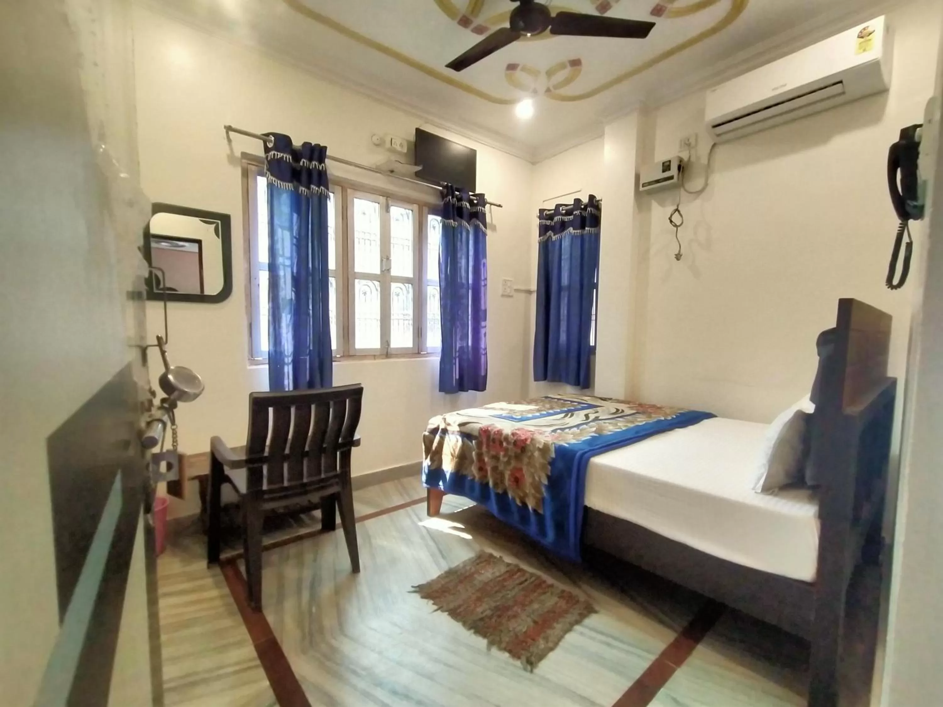 Bed in Hotel Aakash Ganga