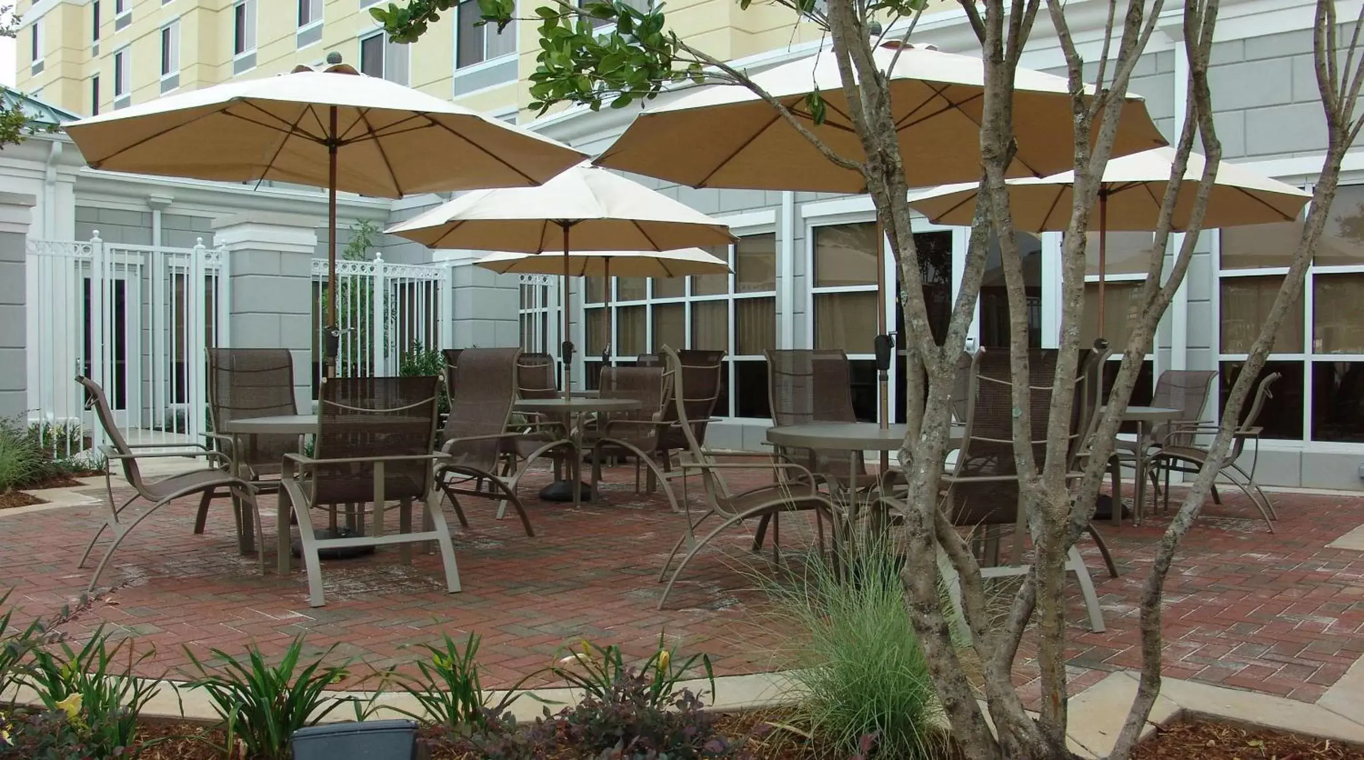 Patio, Restaurant/Places to Eat in Hilton Garden Inn Meridian