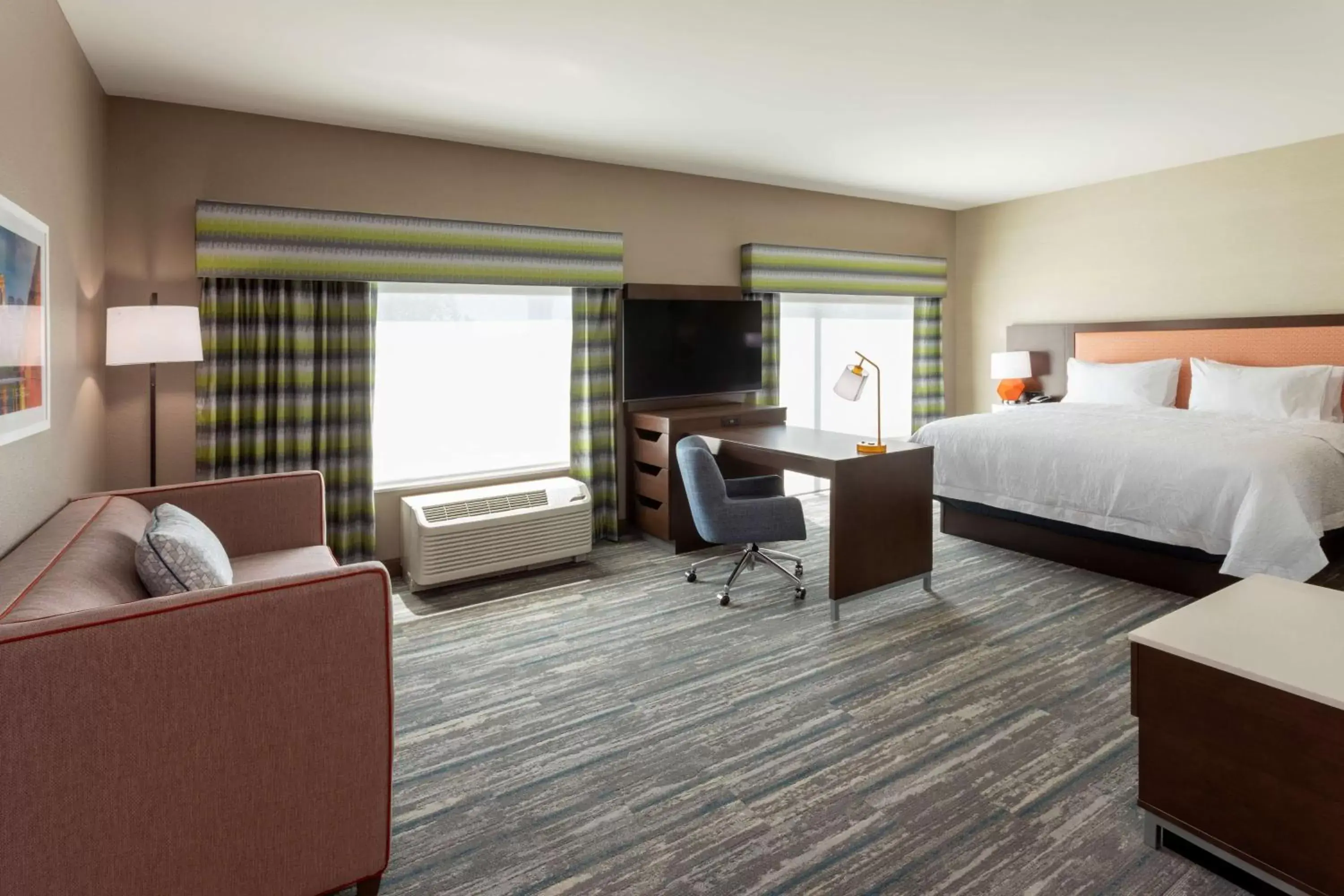 Bed, Seating Area in Hampton Inn Eden Prairie Minneapolis