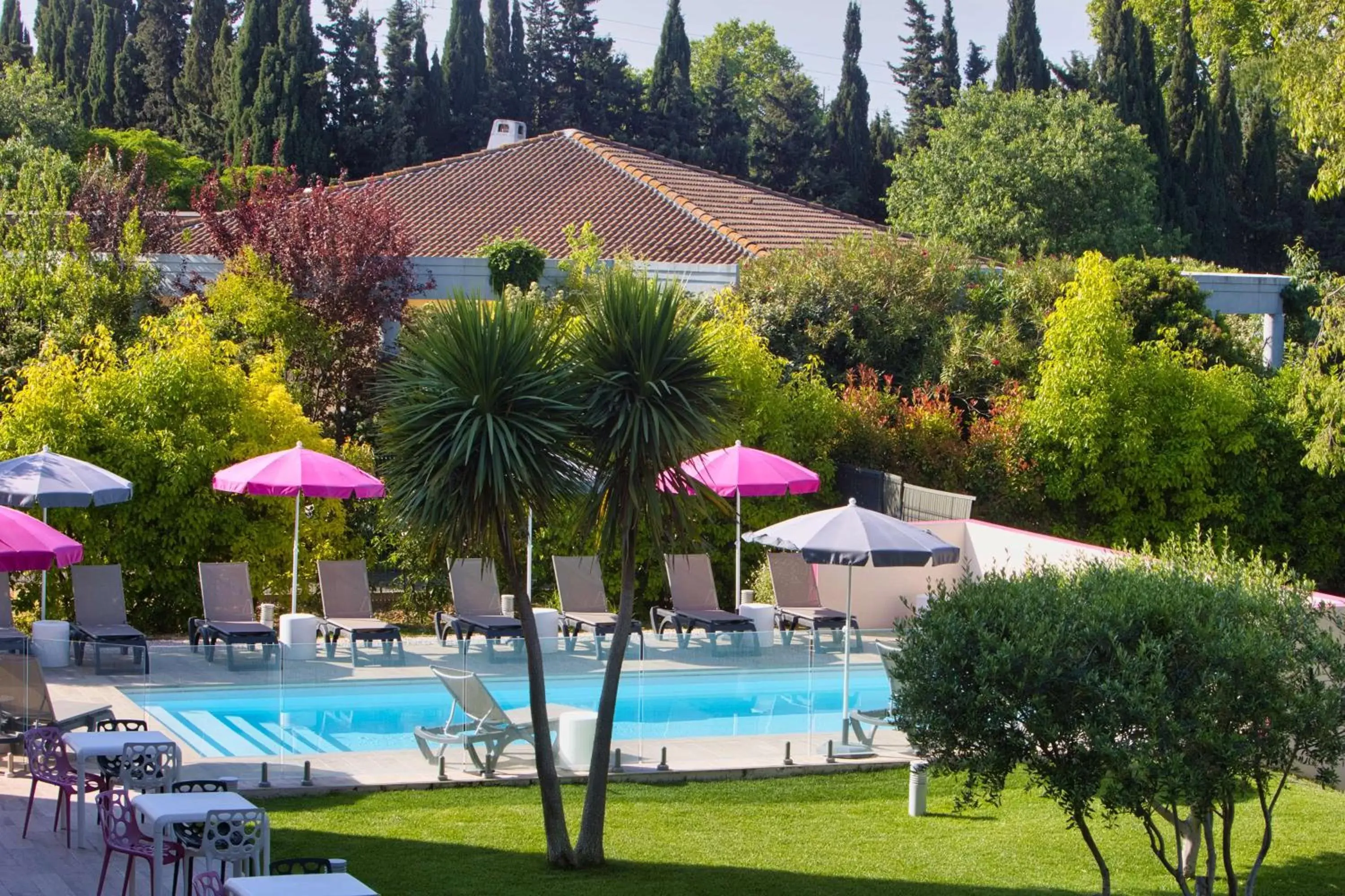 Property building, Swimming Pool in Best Western Hotelio Montpellier Sud