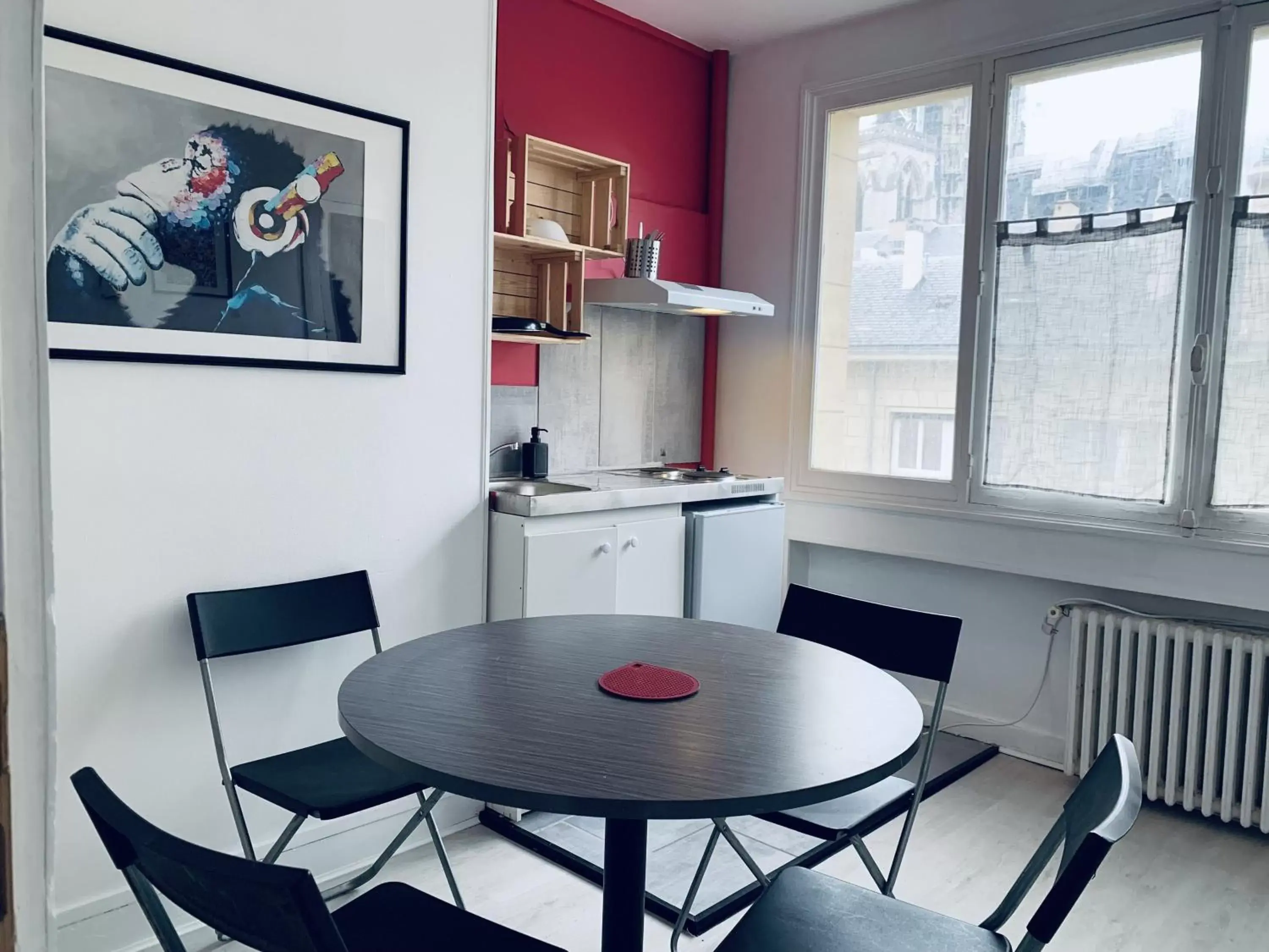 Kitchen or kitchenette, Dining Area in Hotel centre Rouen