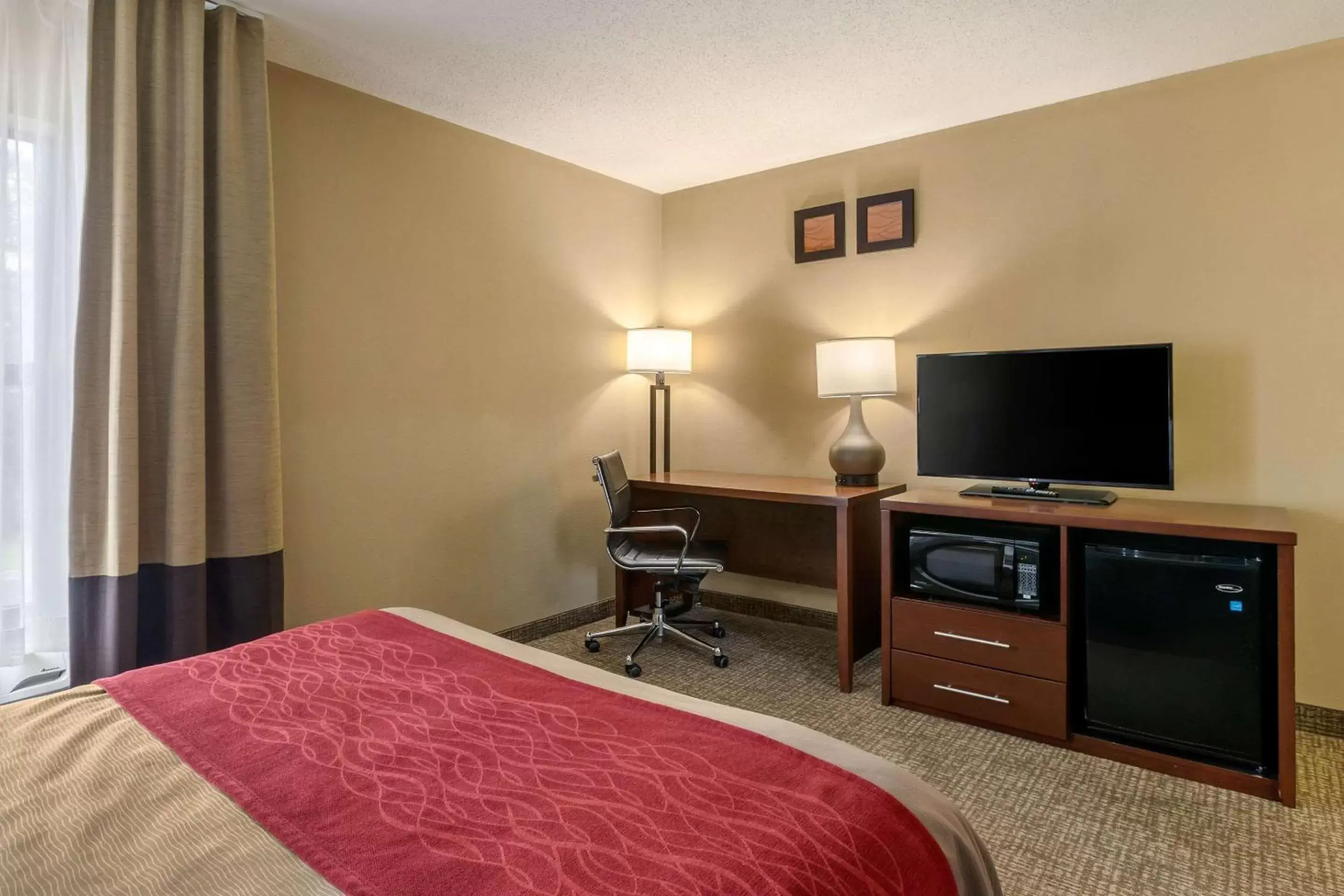 Photo of the whole room, TV/Entertainment Center in Comfort Inn Walcott near Davenport