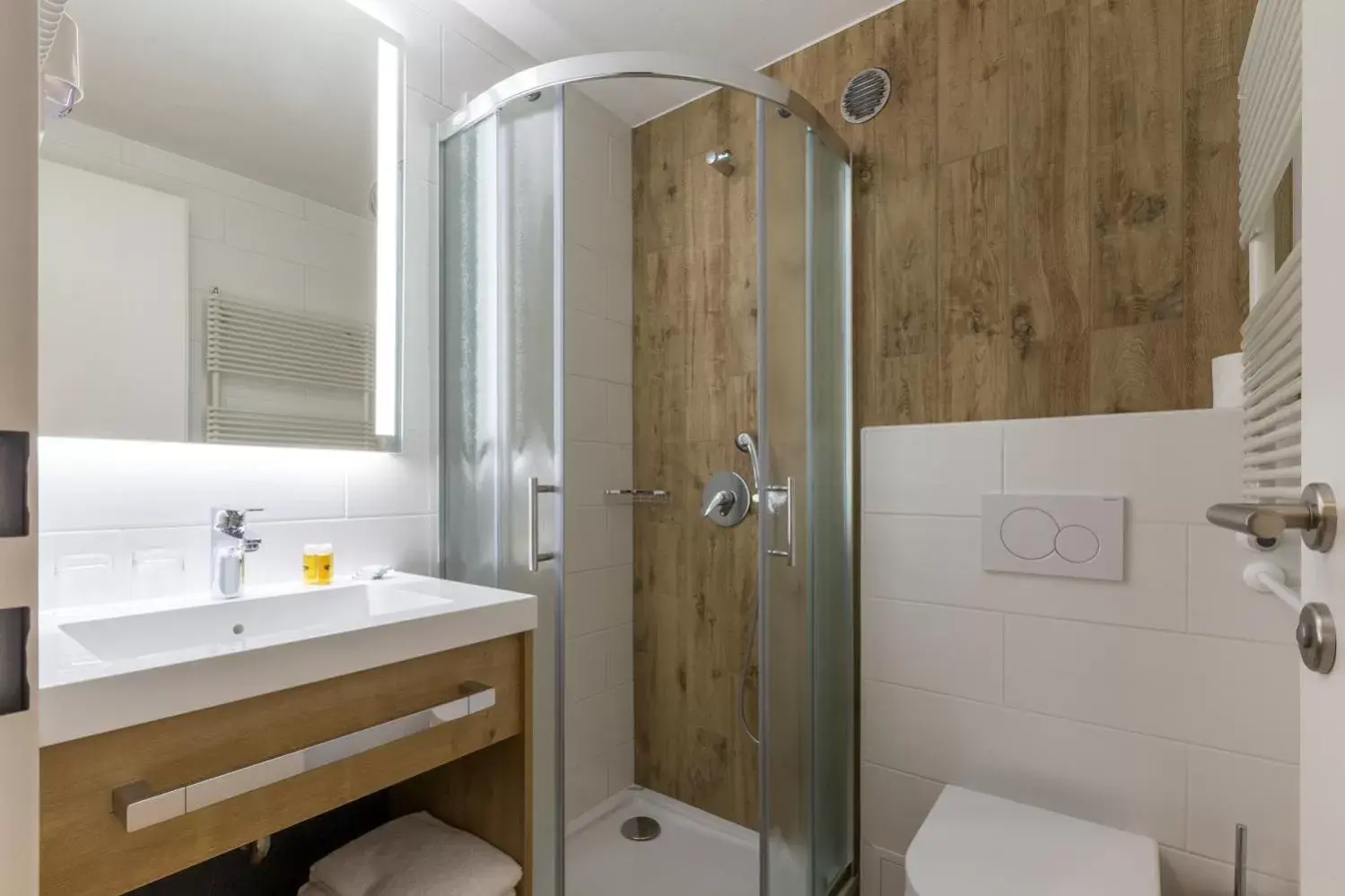 Shower, Bathroom in M Hotel